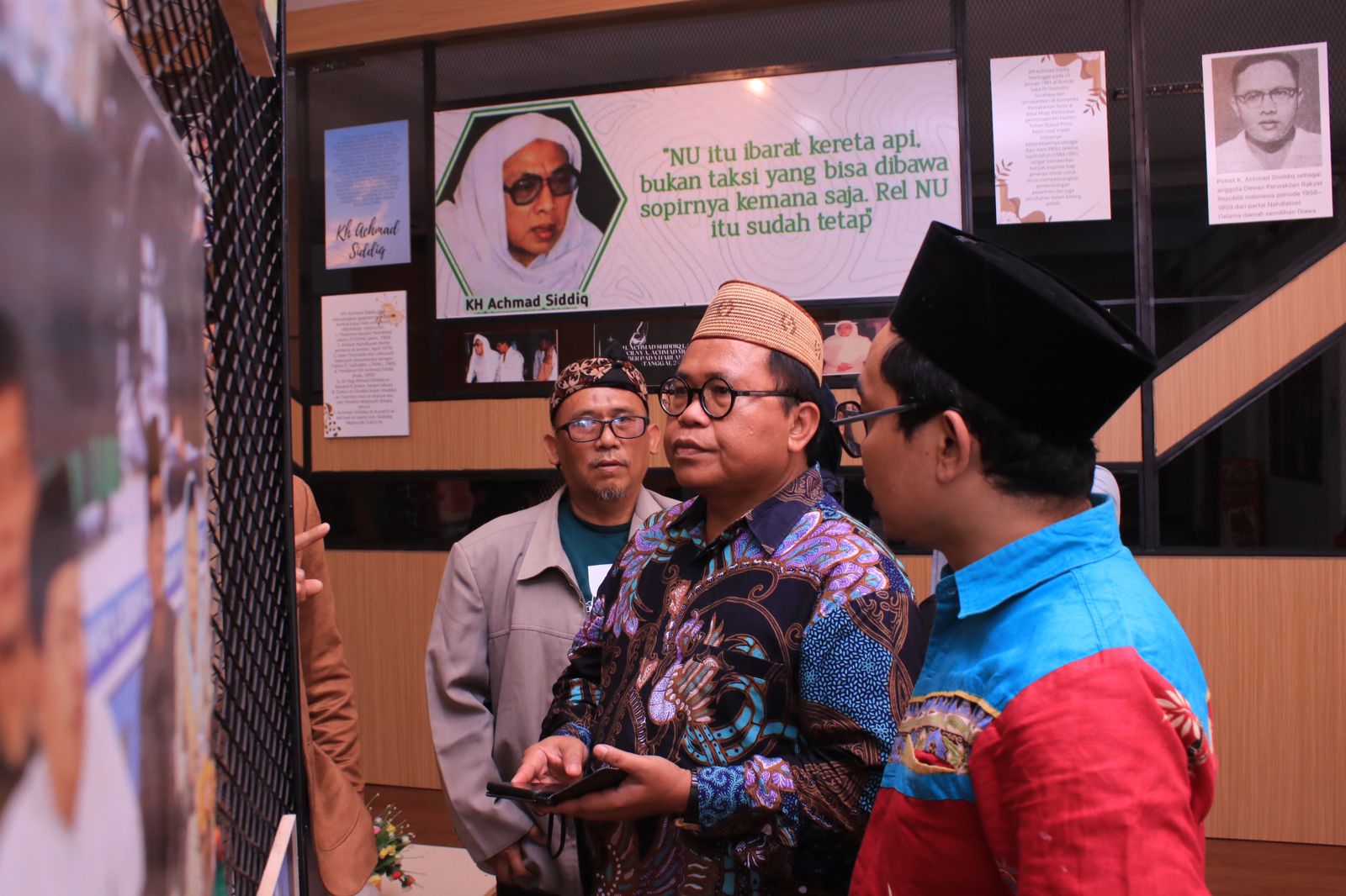 RESMI: Wakil Rektor I UIN KHAS Jember Prof Dr M. Khusna Amal (dua dari kanan) bersiap menandatangani peresmian Gus Dur Corner, kemarin (19/9).(ILHAM WAHYUDI/RADAR JEMBER)