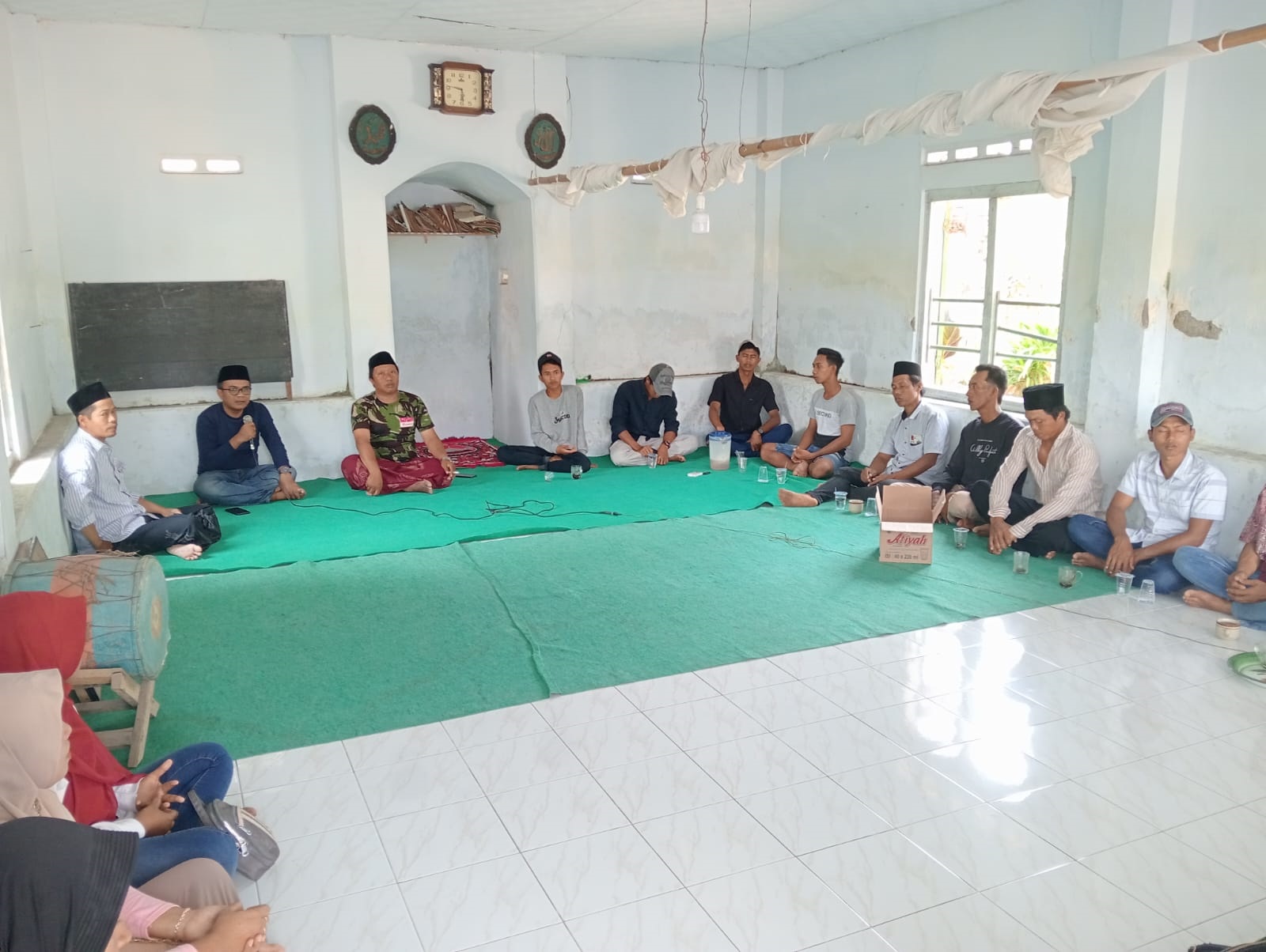 KUMPUL: Salah satu tim pemenangan Achmad Ghufron Sirodj saat mengumpulkan relawan di Kunir, beberapa waktu lalu.(ATIEQSON MAR IQBAL/RAME)