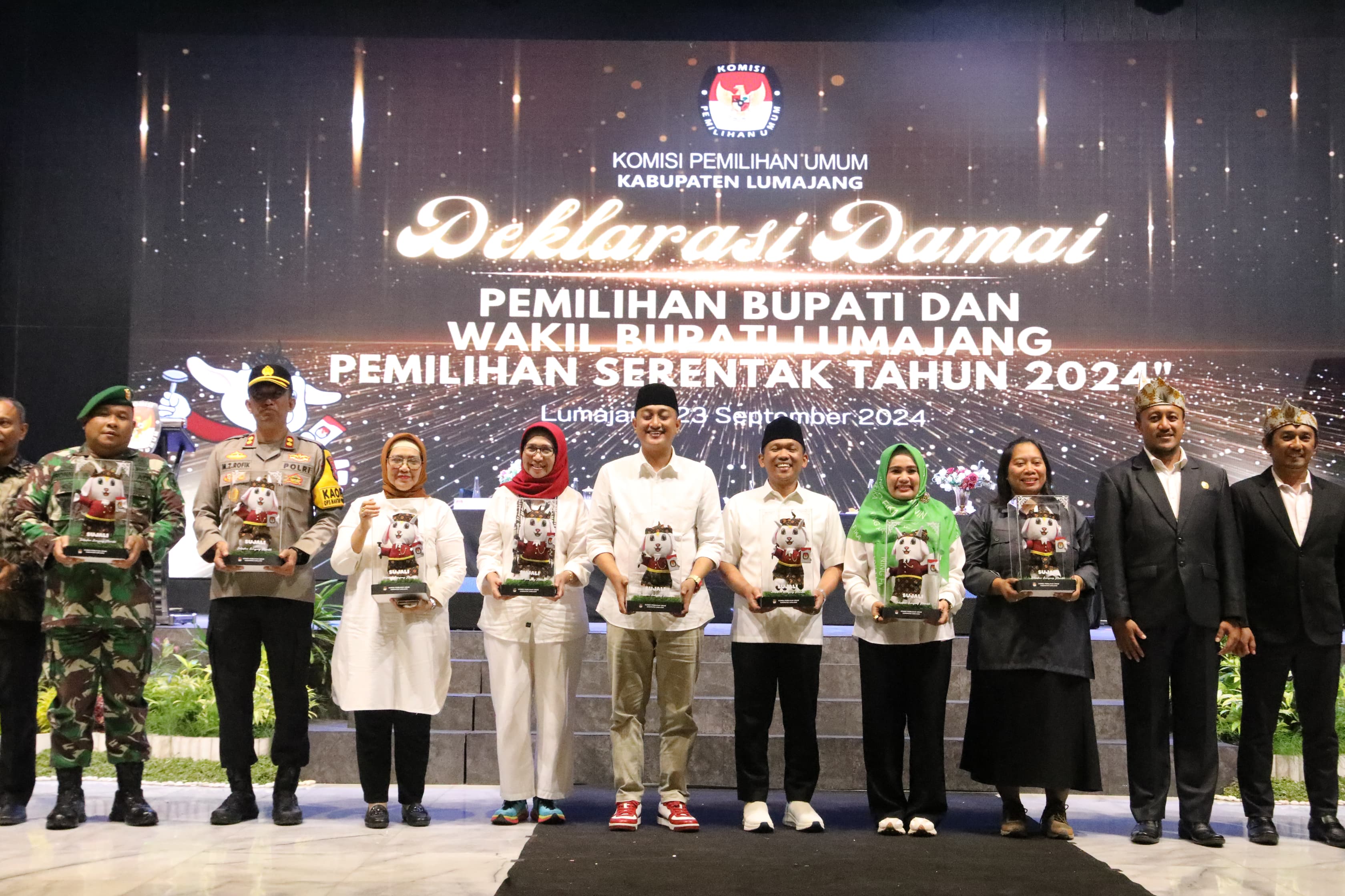 TETAPKAN: KPU Lumajang menggelar sidang pleno terbuka pengundian nomor urut paslon di Gedung RCC JLT Lumajang, Senin (23/9) malam.