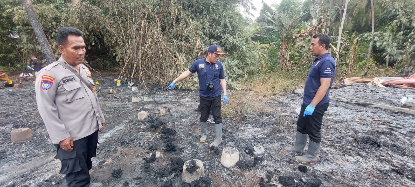 LAKUKAN PENYELIDIKAN: Tim Inafis Polres Jember datang ke lokasi kebakaran 22 gudang di Desa Bagon, Kecamatan Puger, Senin (23/9). (JUMAI/RJ)