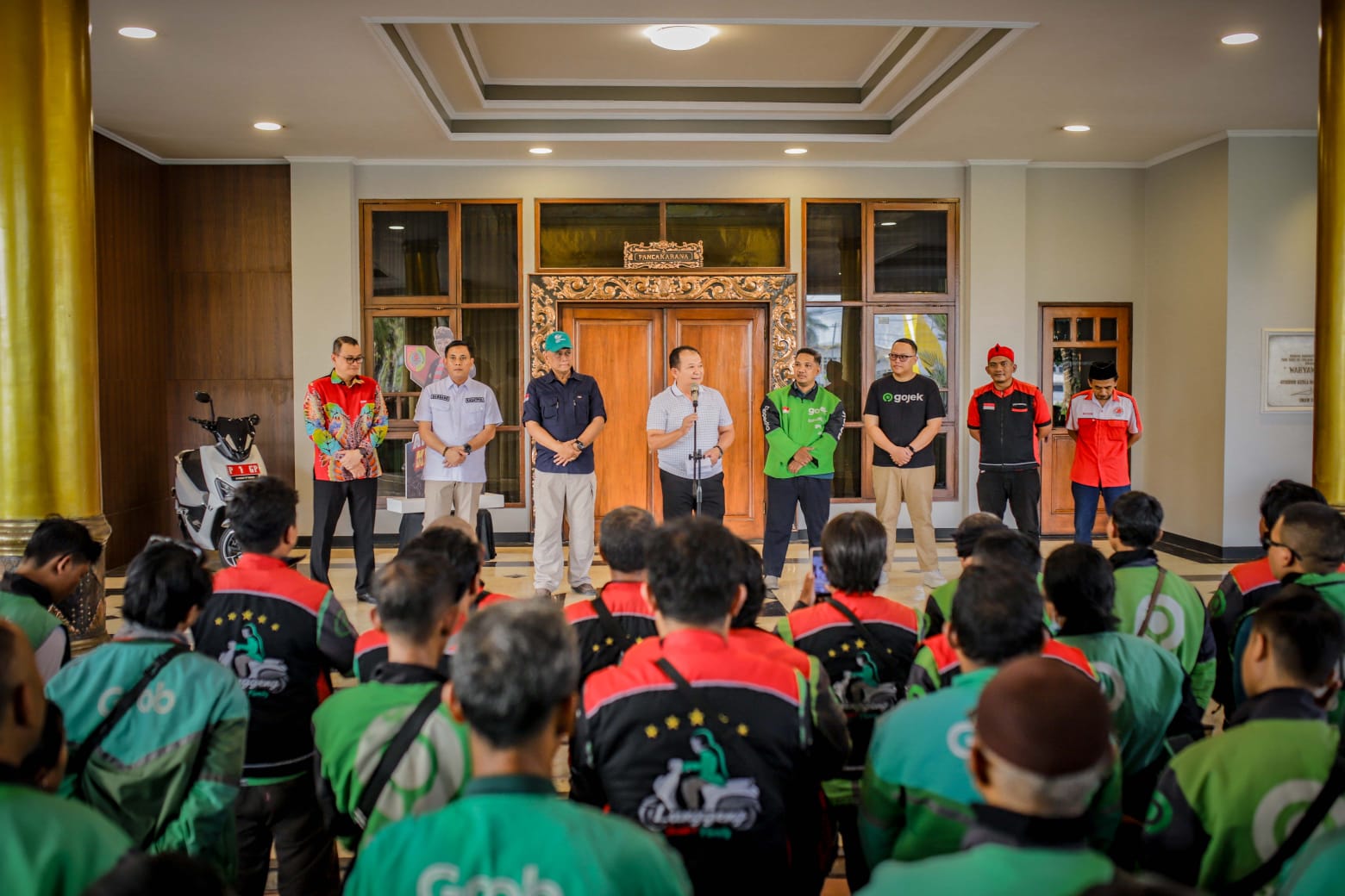 Perjanjian kerja sama antara PT Gojek Tokopedia dengan ojek pangkalan disaksioan langsung oleh Bupati Hendy Siswanto (Sumber: PPID Jember)