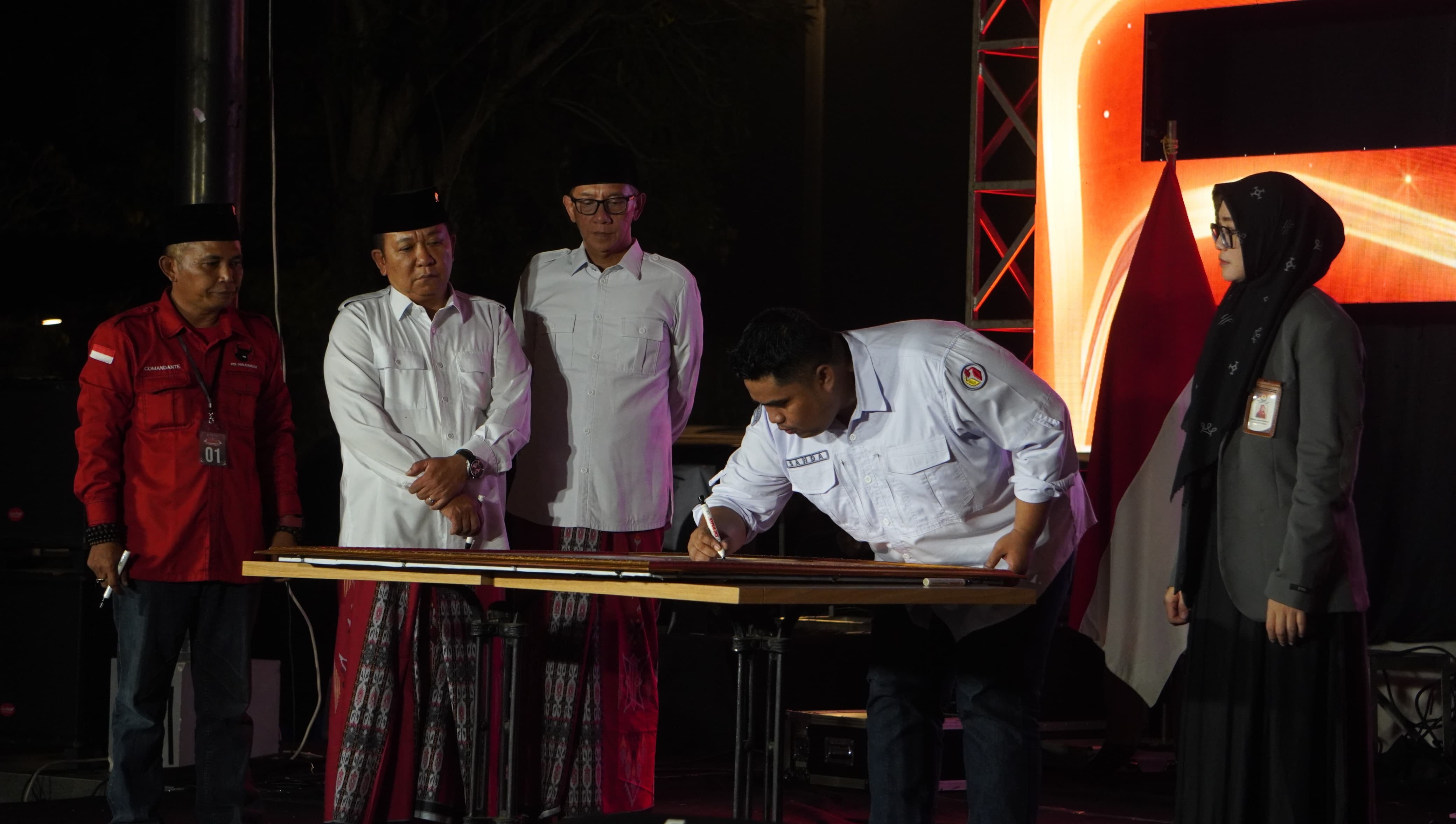 DIHADIRI SEPIHAK: Deklarasi kampanye damai, yang dilangsungkan di Kota Cinema Mall, Jember, Selasa malam (24/9). Namun saat itu hanya dihadiri paslon 01, Hendy - Firjaun.