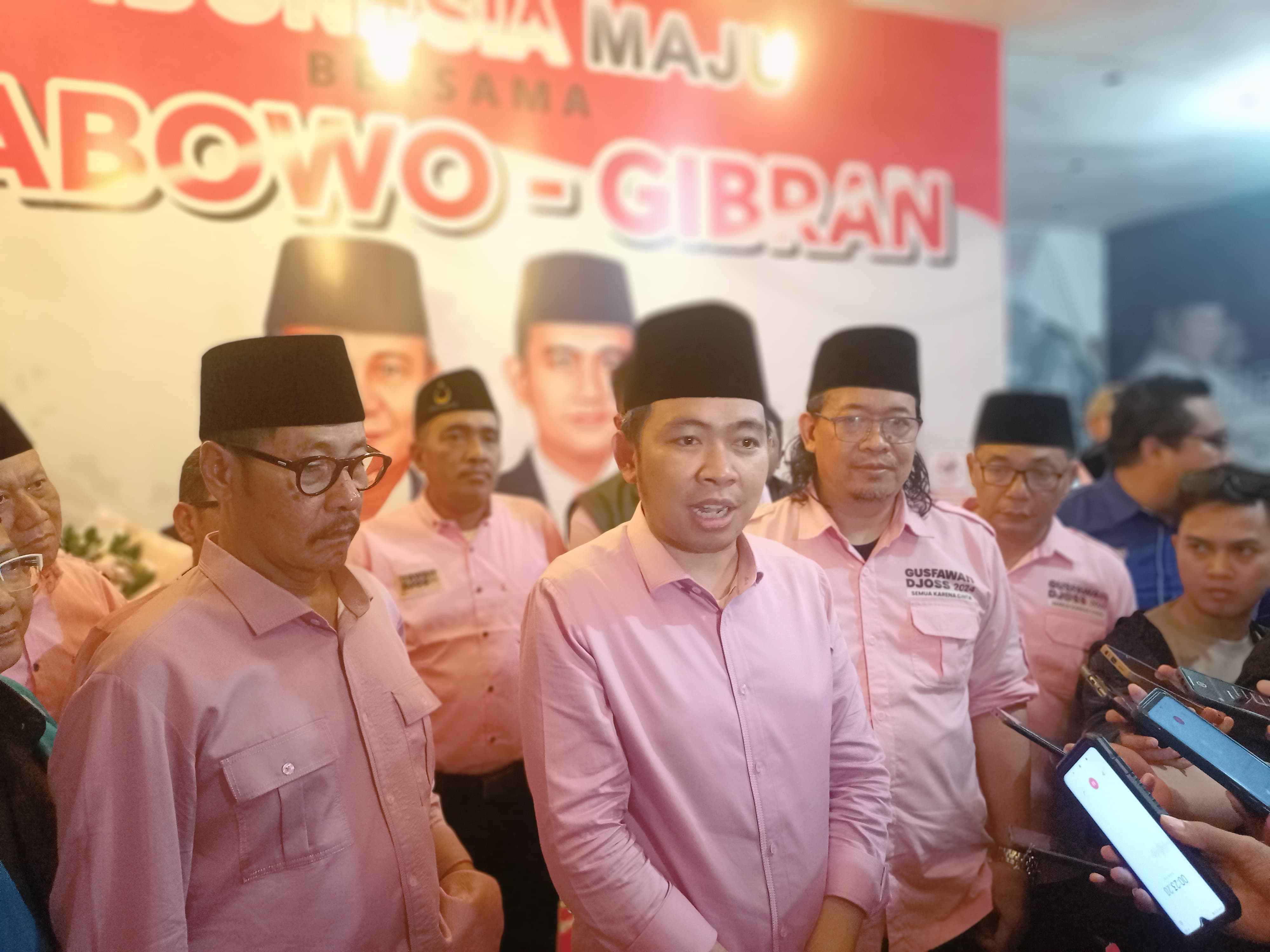 BERI KLARIFIKASI: Fawait - Djoko, beserta tim pemenangannya, di Posko Rumah Cinta Jl. Gajahmada, Kaliwates Jember, Selasa malam (24/9).