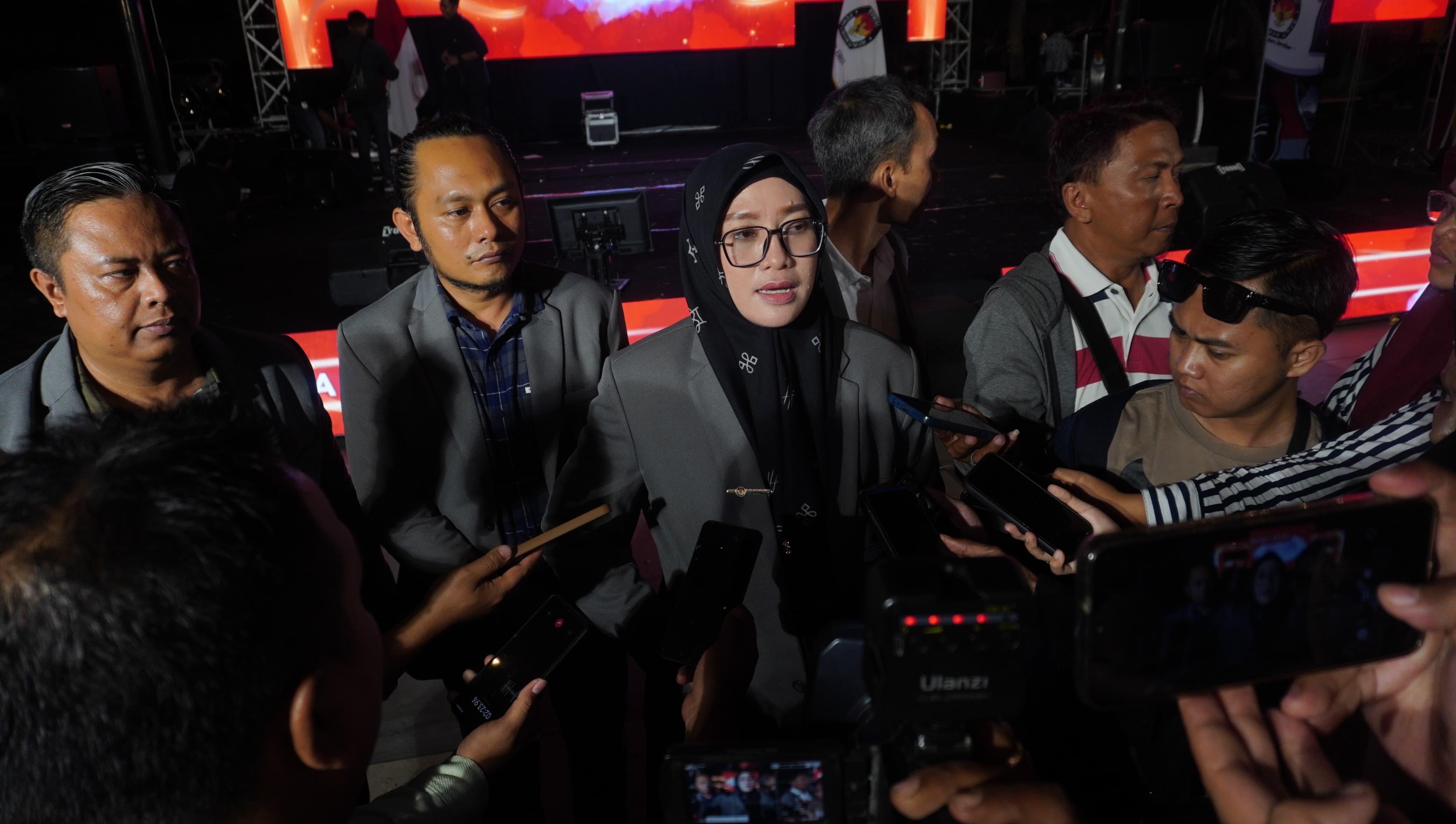 SAMPAIKAN KETERANGAN: Dessi Anggraeni, kala ditemui seusai pelaksanaan deklarasi kampanye damai, Selasa malam (25/9).