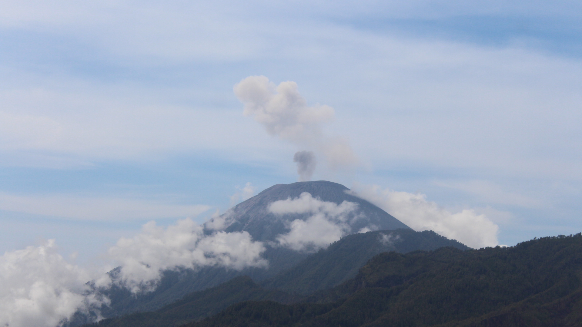 MUHAMMAD HASBI/RAME  VISUAL: Penampakan Gunung Semeru Lumajang ketika melakukan aktivitas vulkanisnya.