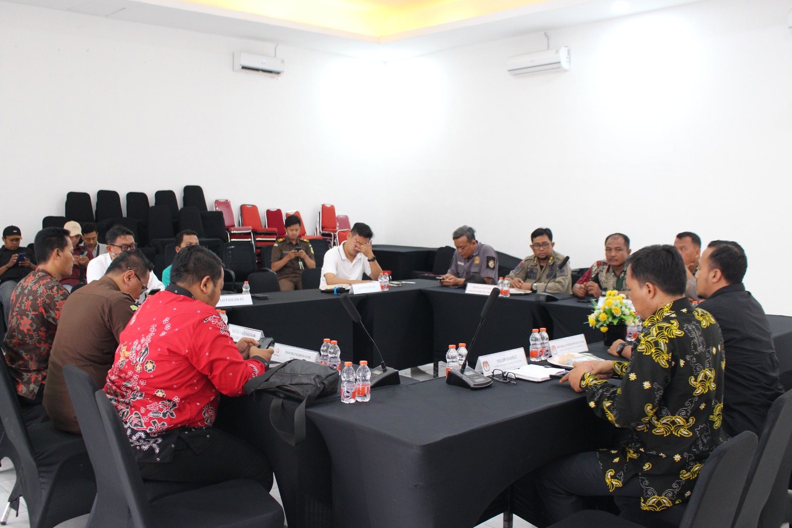 ATIEQSON MAR IQBAL/RAME RAPAT: Sejumlah komisioner KPU Lumajang saat menggelar rapat kesiapan pelaksanaan kampanye, kemarin.