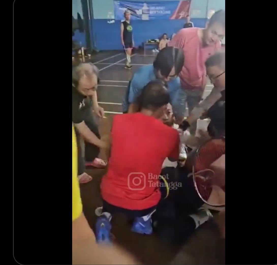 Upaya penyelamatan seorang laki-laki yang tak sadarkan diri setelah olahraga.