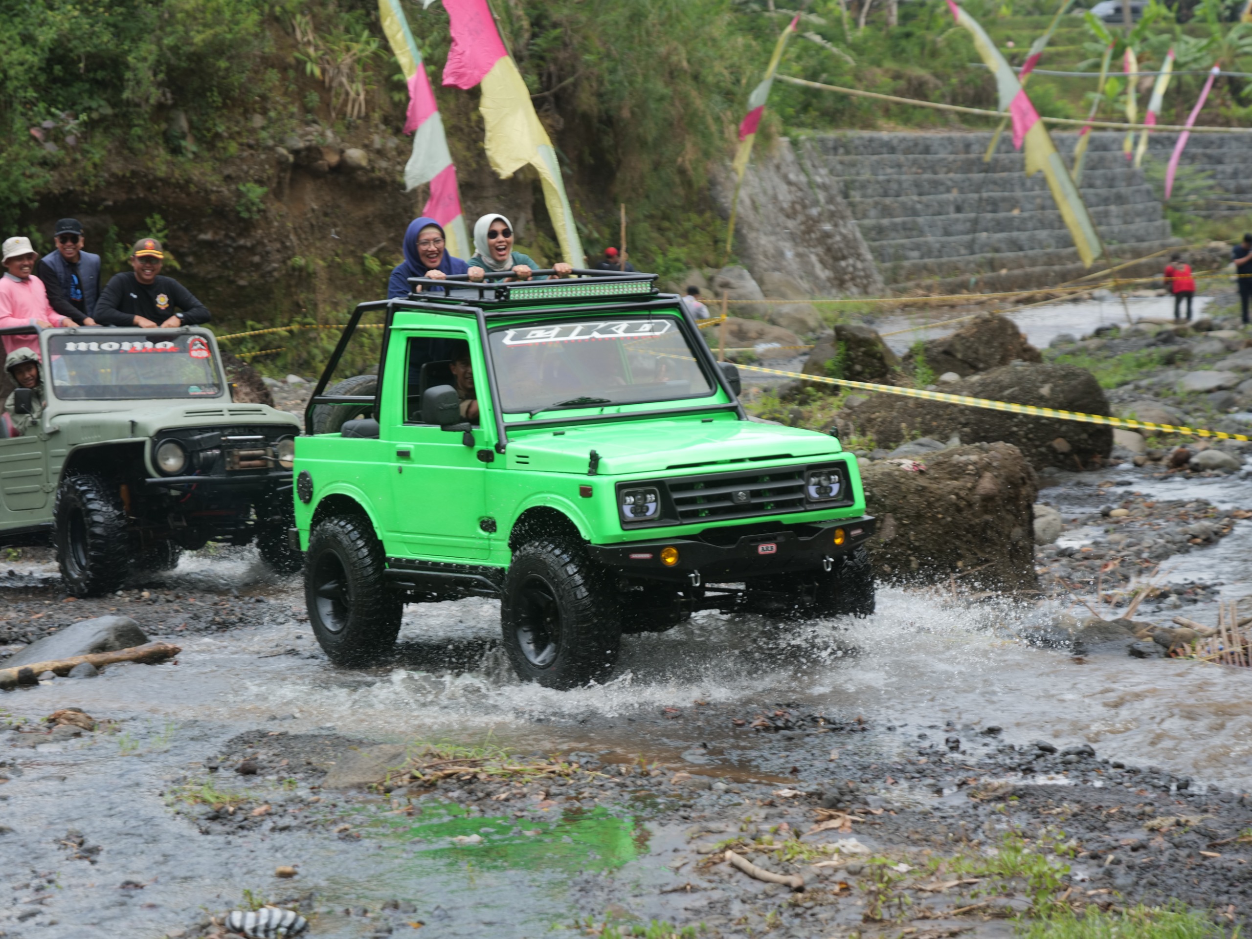 MUHAMMAD HASBI/RAME MENANTANG: Keseruan jeef offroad yang ikut dirasakan pemerintah Lumajang saat meresmikan destinasi wisata baru Grojok Sewu.