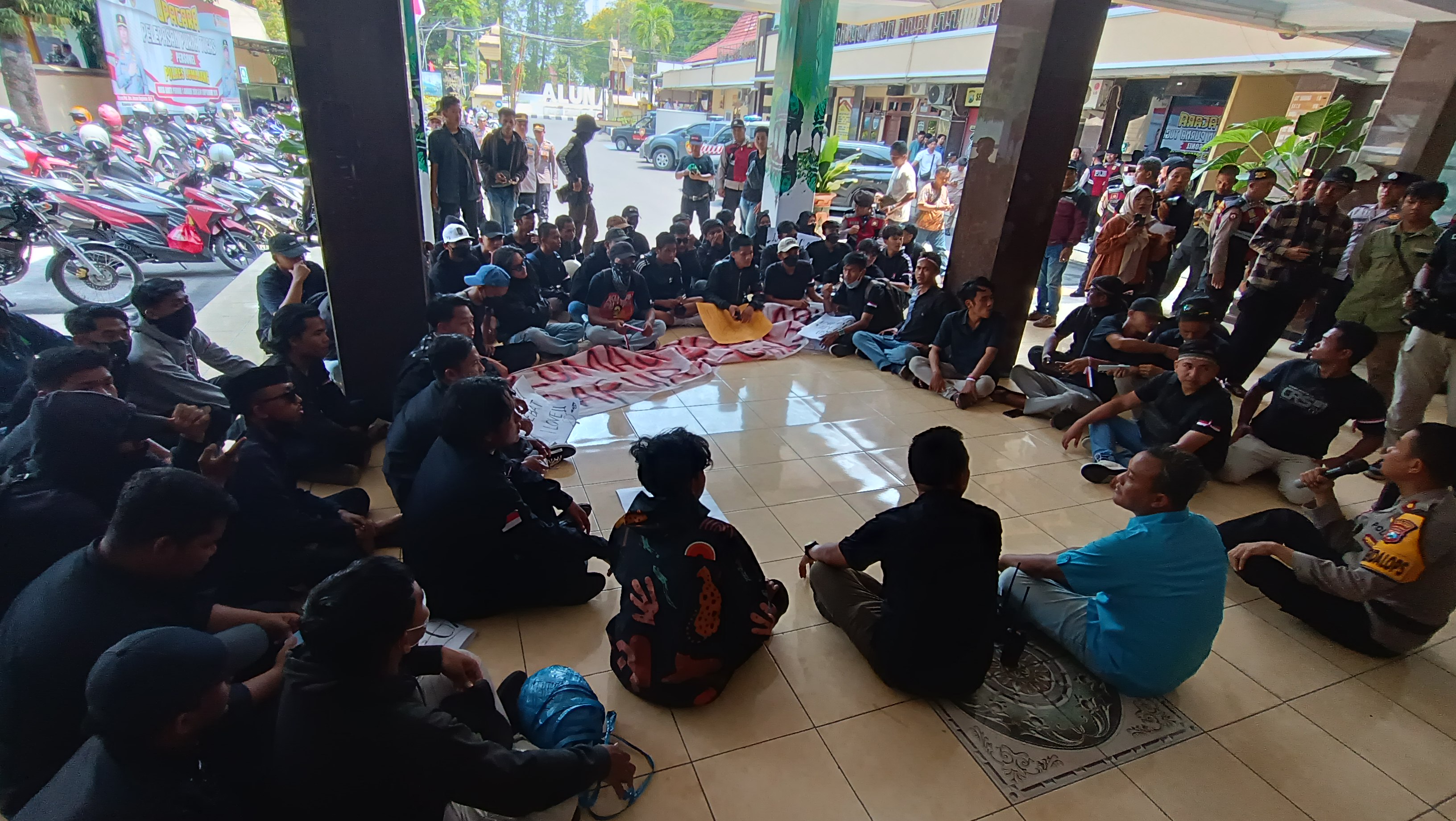 REMBUK: Setelah melakukan sejumlah orasi tuntutan, puluhan massa diajak bermediasi di Mapolres Lumajang. (MUHAMMAD HASBI/RAME)