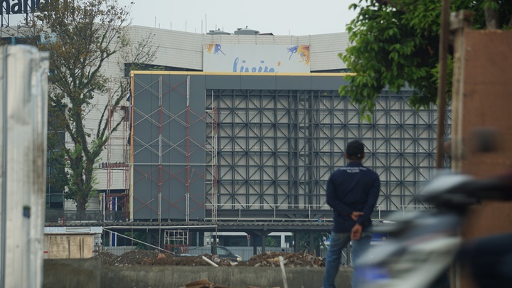 PROGRES MASIH LAMA: Pembangunan Alun-Alun Jember terus digarap. Saat ini, papan untuk videotron juga sudah berdiri dan terlihat dari jalan raya.(YULIO FA/RADAR JEMBER)