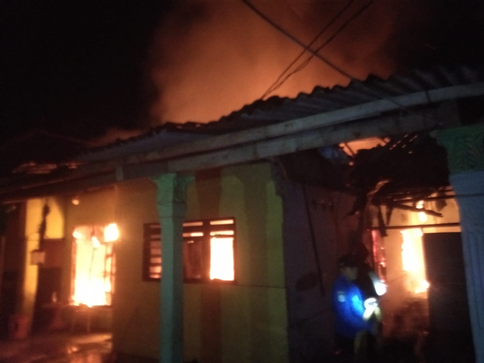 TERBAKAR GARA GARA LILIN: Sebuah milik Beni Kharisma, warga Desa Lengkong, Kecamatan Mumbulsari terbakar gara gara lilin