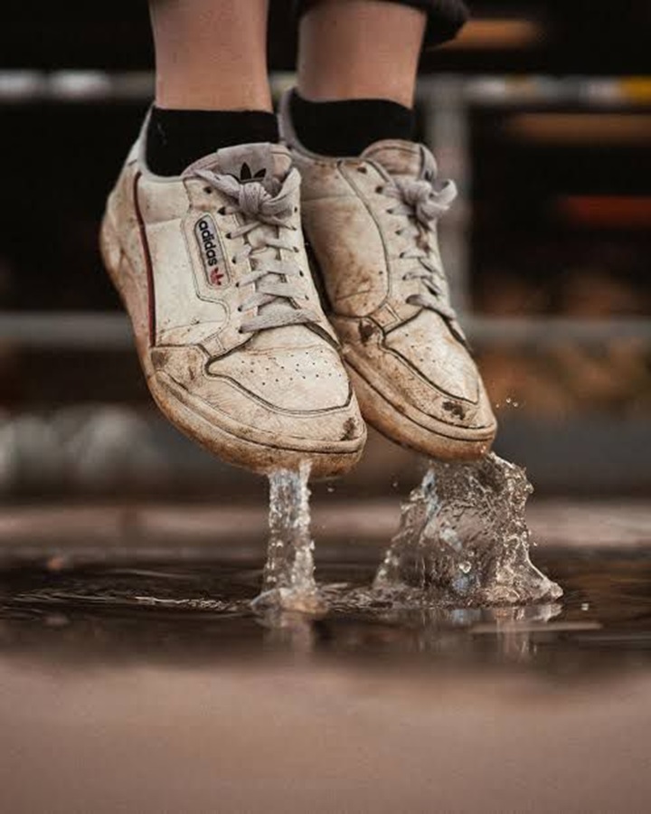 Foto: Sepatu Adidas kotor terkena kotoran (Sumber: Pexels)