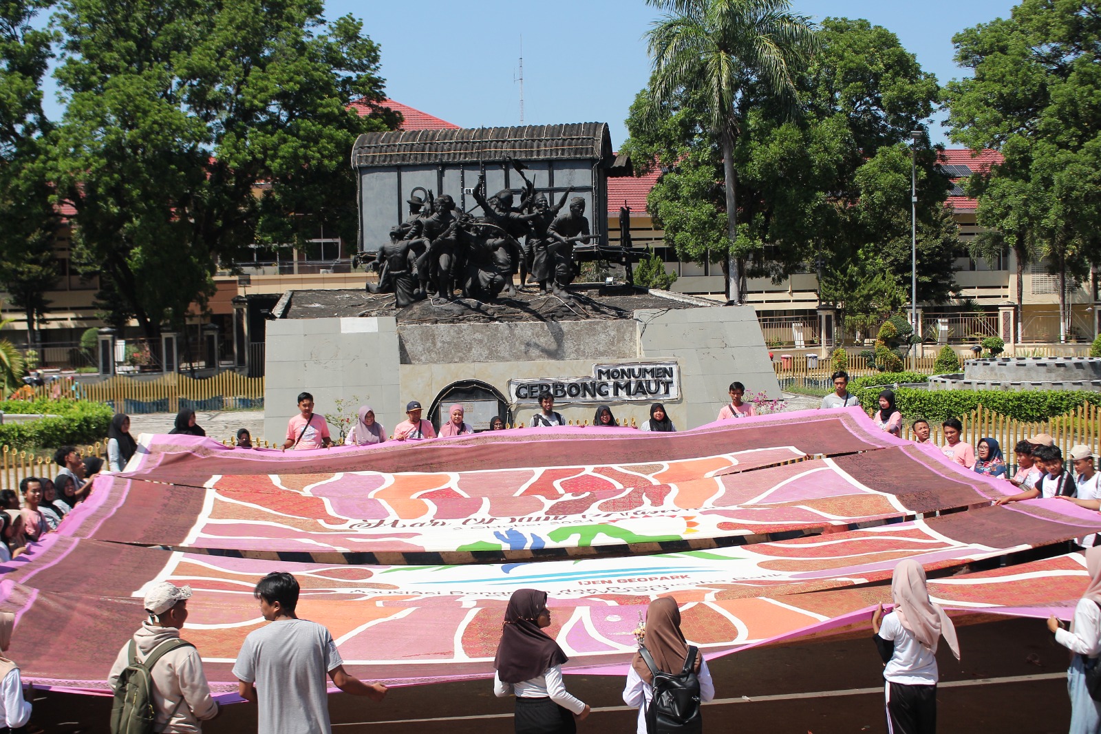 UKURAN JUMBO: Masyarakat umum turut membantu mewarnai kain batik selebar 10 x 10 meter. (HILMI/RJ)