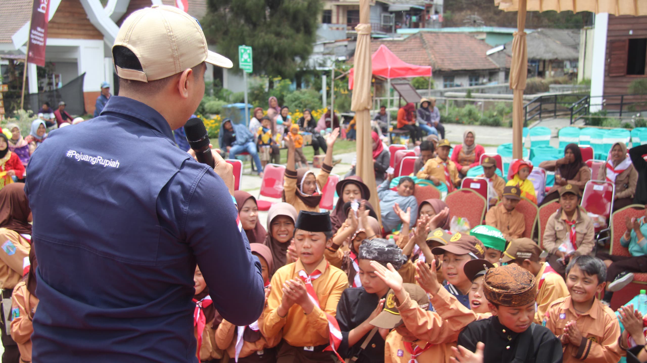 EDUKASI: Petugas Bank Indonesia (BI) memberikan edukasi Cinta Bangga Paham (CBP) Rupiah kepada siswa Sekolah Dasar di Desa Ranupani, Lumajang, Jawa Timur, Sabtu (28/9).
