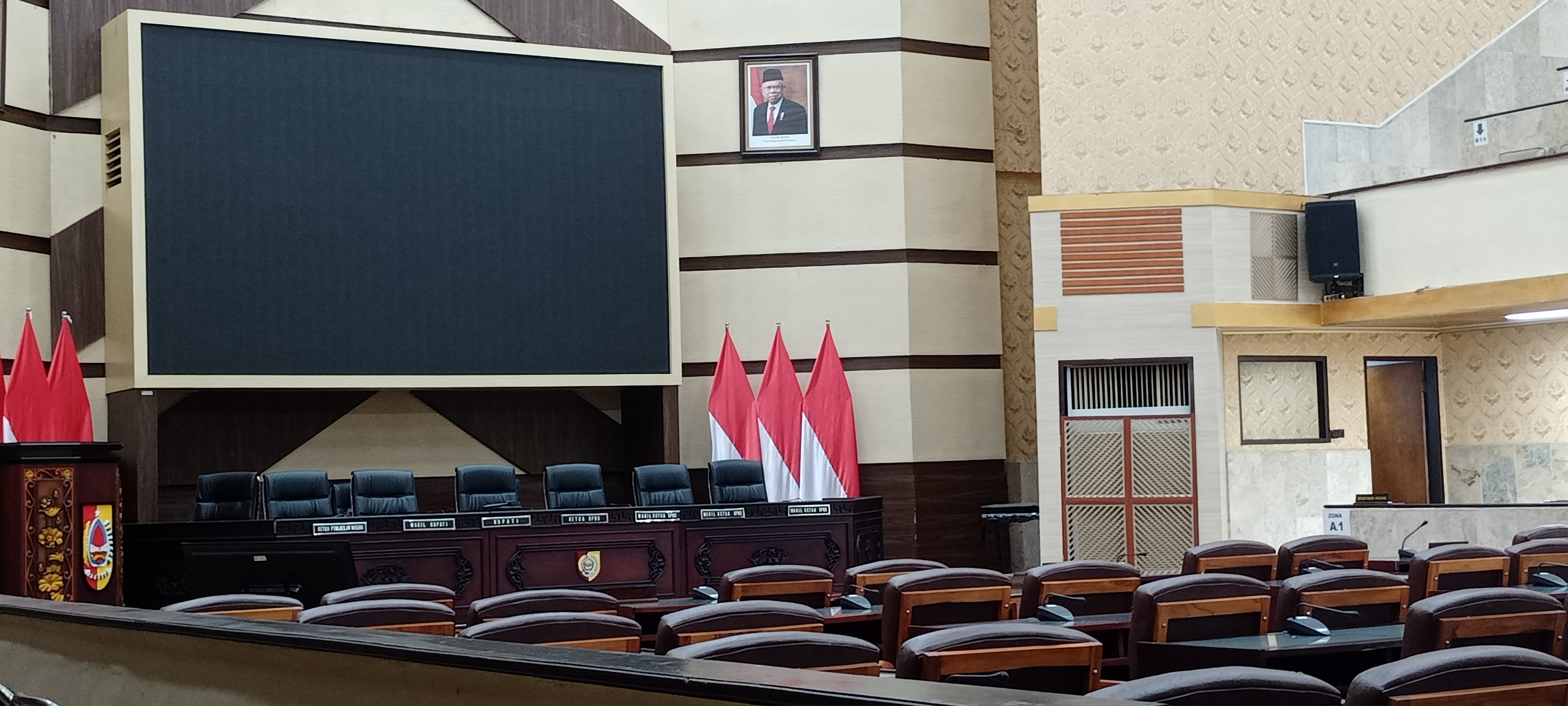 MASIH MENUNGGU: Hingga Jumat kemarin (27/9) gedung Dewan belum terlihat ada aktifitas apapun. Hal itu seiring dengan belum disahkannya posisi pimpinan Dewan definitif.&nbsp;