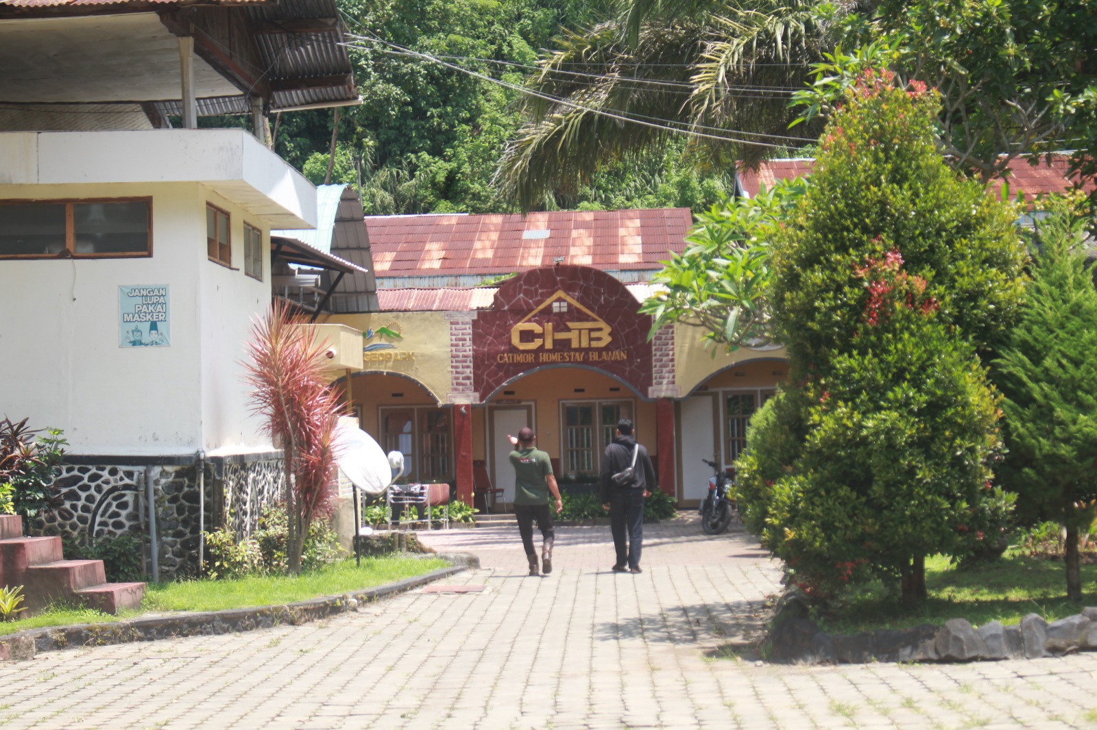 MENINJAU: Petugas saat melihat beberapa kamar Homestay Catimor yang terletak di Desa Kalianyar, Kecamatan Ijen.(FAQIH HUMAINI/RADAR IJEN)&nbsp;