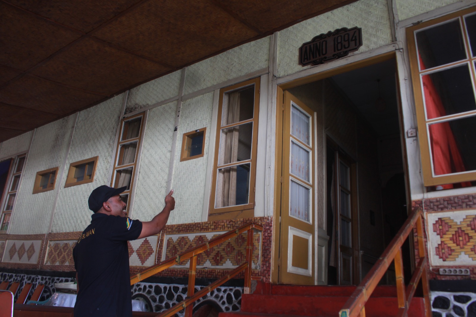 MELIHAT ORNAMEN: Petugas homestay saat memperlihatkan ornamen kamar Homestay Catimor di Desa Kalianyar, Kecamatan Ijen.(FAQIH HUMAINI/RADAR IJEN)