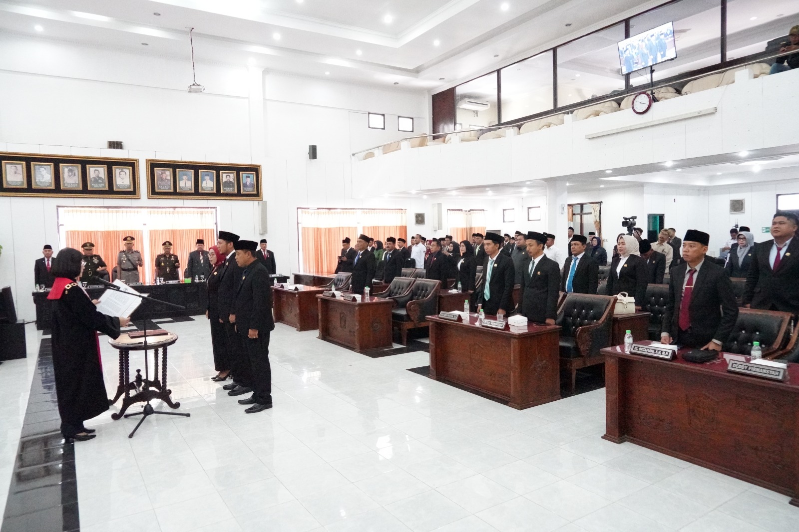 BERSUMPAH: Sejumlah pimpinan DPRD Lumajang saat mengucapkan sumpah dan janji yang dipandu oleh Pengadilan Negeri Lumajang, kemarin siang. (ATIEQSON MAR IQBAL/RAME)