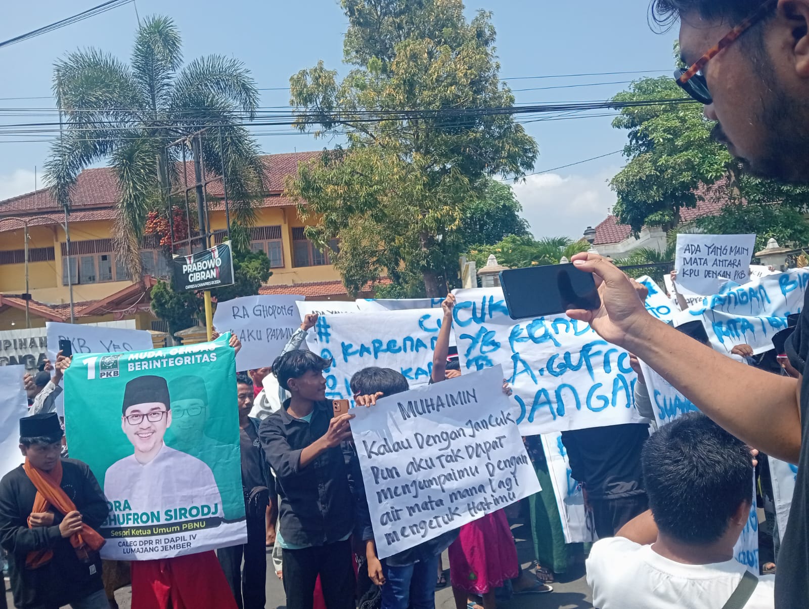 AKSI: Sejumlah pendukung Ach Ghufron Sirodj yang menggelar aksi di KPU Lumajang, beberapa waktu lalu. (ATIEQSON MAR IQBAL/RAME)