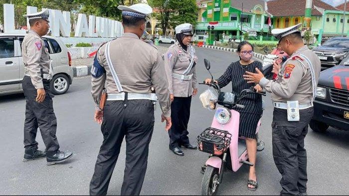PELANGGARAN: Petugas menegur pengguna sepeda listrik yang beraktivitas di areal perkotaan Lumajang, belum lama ini.
