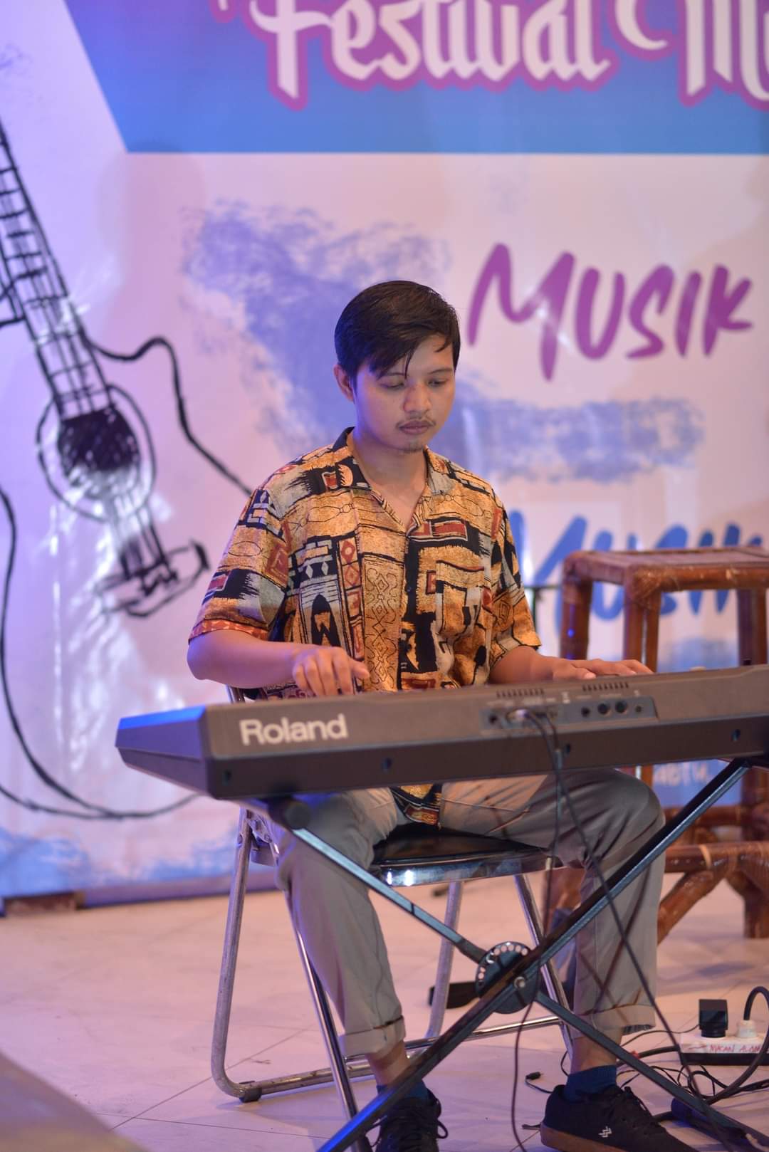 BERBAKAT: Avi Panca Sakti saat memainkan keyboard di atas panggung dalam sebuah event.