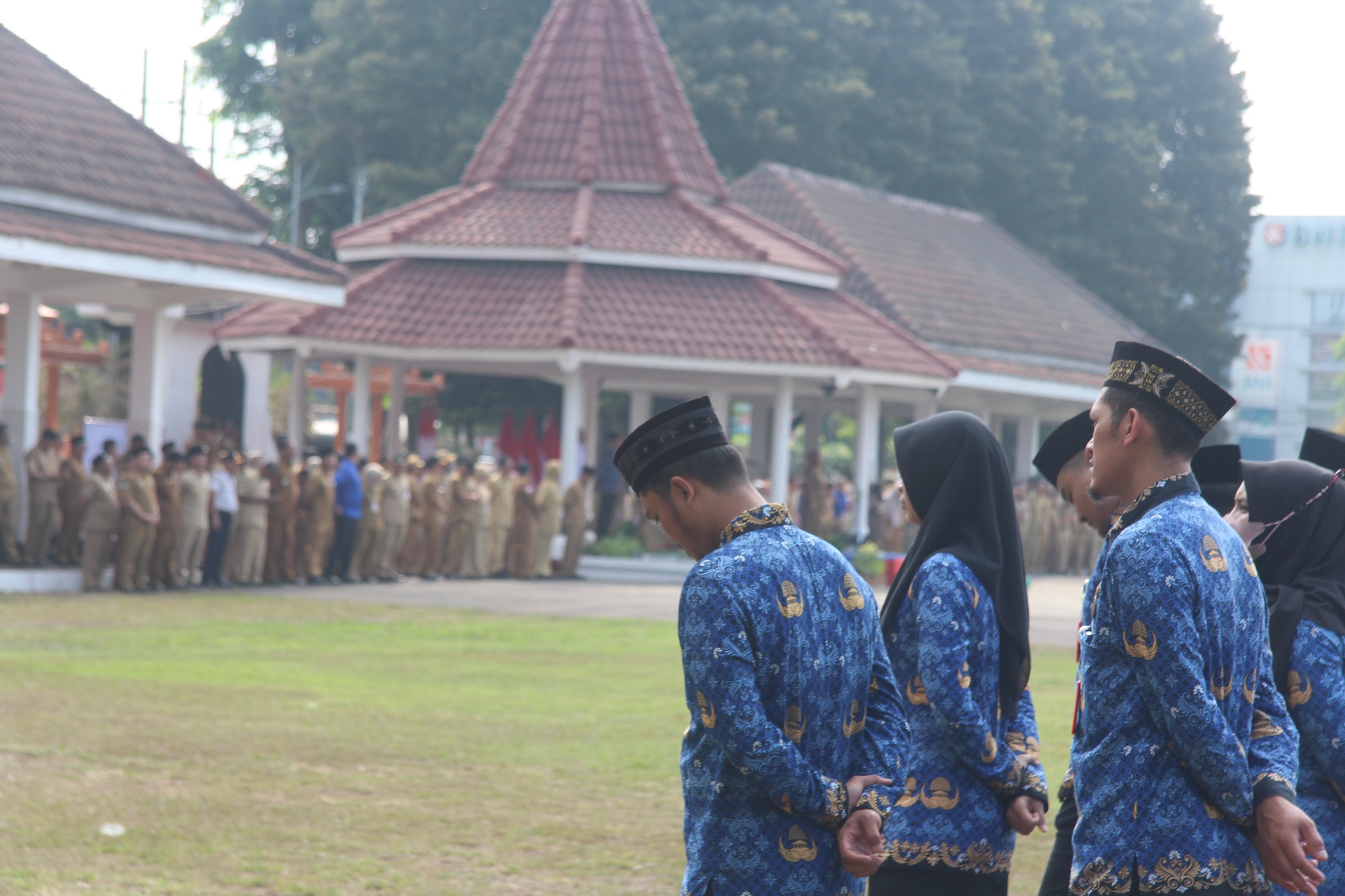 APEL: Pegawai di lingkungan Pemkab Lumajang ketikan mengikuti apel pagi, belum lama ini. (MUHAMMAD HASBI/RAME)