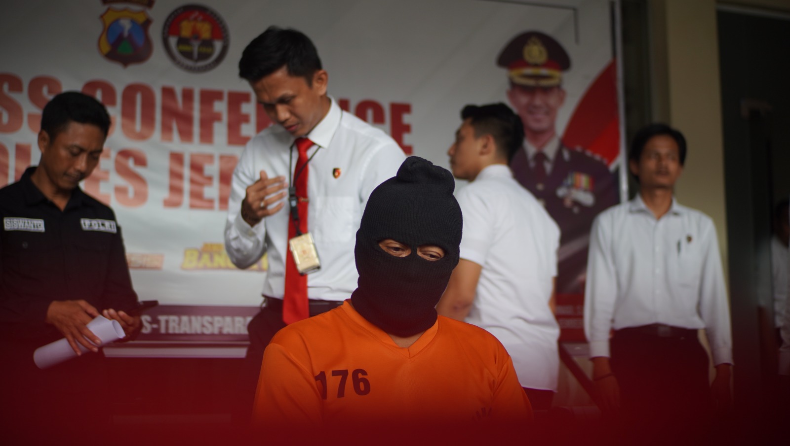 DIAMANKAN: HS, tersangka pelanggar UU ITE, dihadirkan dalam press release di Polres Jember, kemarin (30/9).(YULIO FA/RADAR JEMBER)
