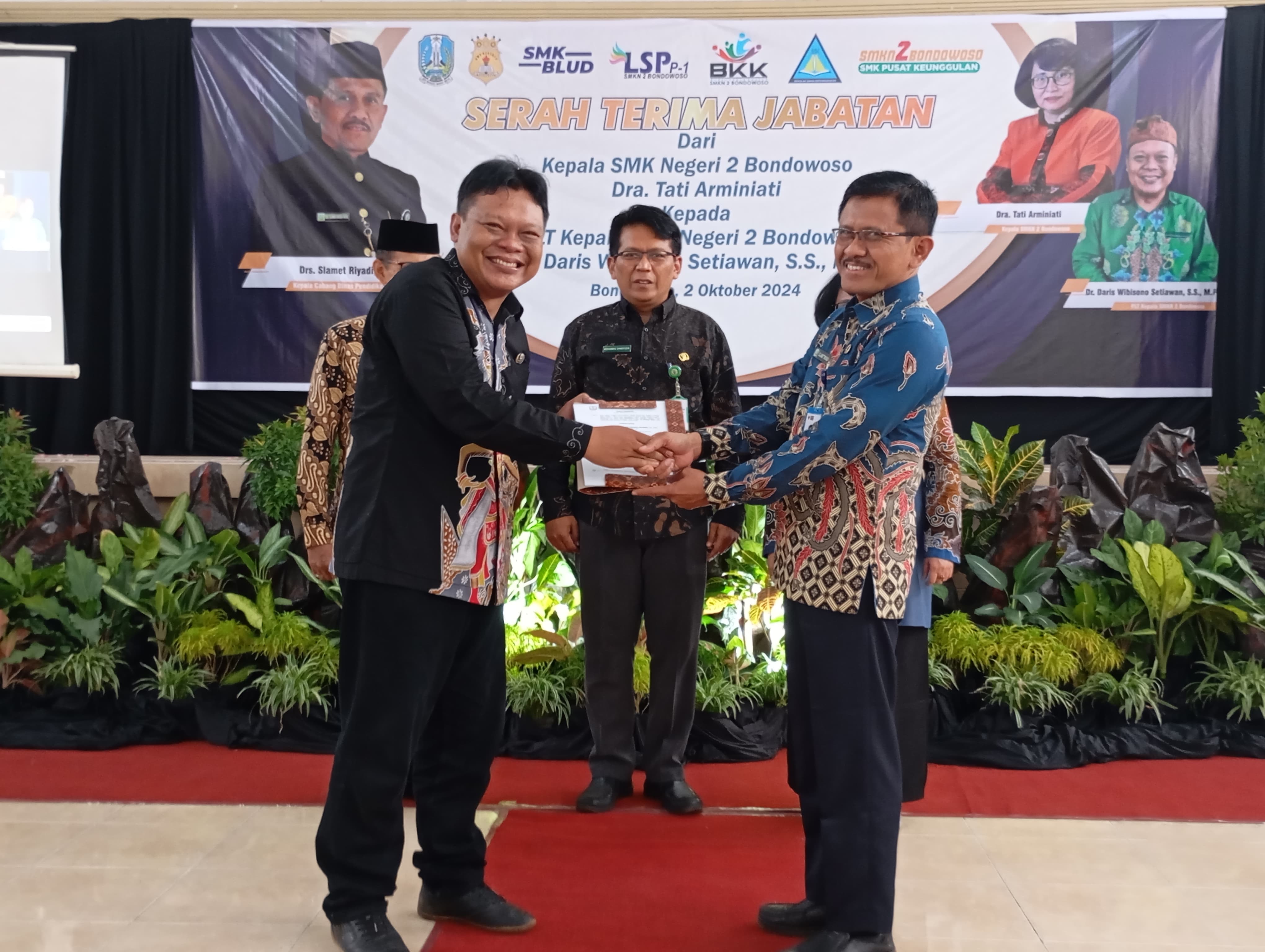 Penyerahan SK Plt SMKN 2 Bondowoso Oleh Kacabdin Bondowoso