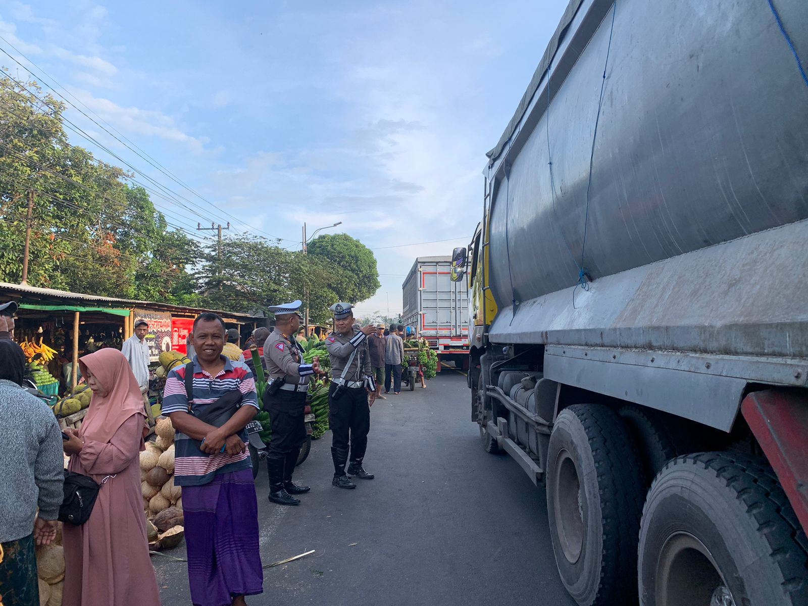 URAI: Salah satu petugas kepolisian saat mengatur lalu lintas di kawasan Pasar Gedang Lumajang Desa Wates Wetan Kecamatan Ranuyoso. (POLSEK RANUYOSO FOR RAME)