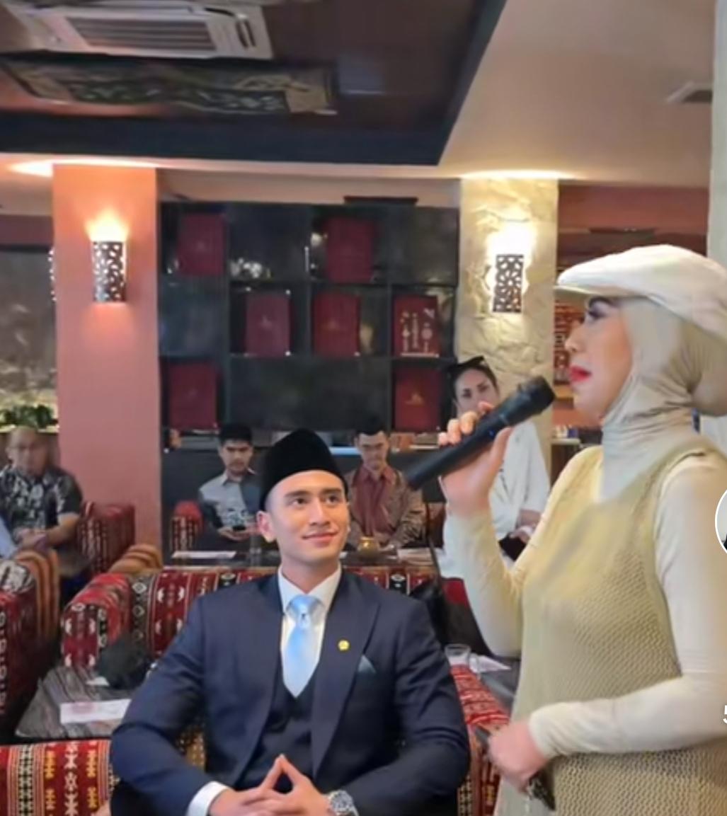 Momen saat Ibunda Verrel menyatakan rasa bangga kepada verel, setelah terpilih menjadi anggota DPR RI 2024-2029.