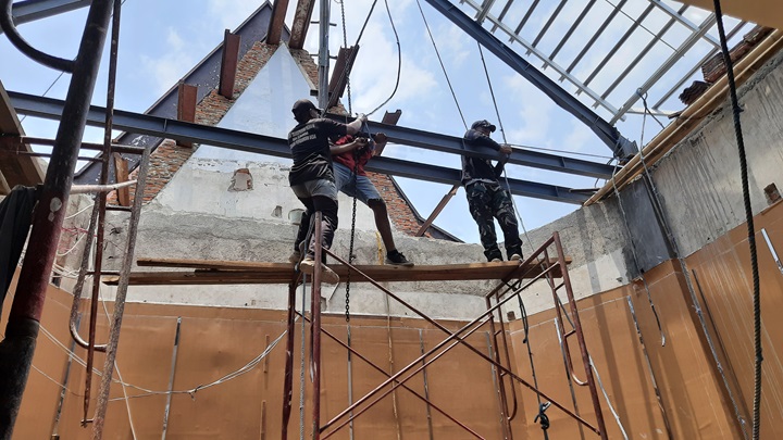 Perngerjaan renovasi gedung DPRD Bondowoso sudah berjalan. Dalam pengerjaan ditargetkan akan rampung pada akhir bulan Desember nanti. Namun, Pemkab ingin segera segera rampung sebelum target.