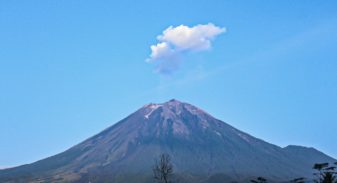 CEGAH: Visual Gunung Semeru terpantau dari areal blok Mbok Bunari, belum lama ini. (MUHAMMAD HASBI/RAME)