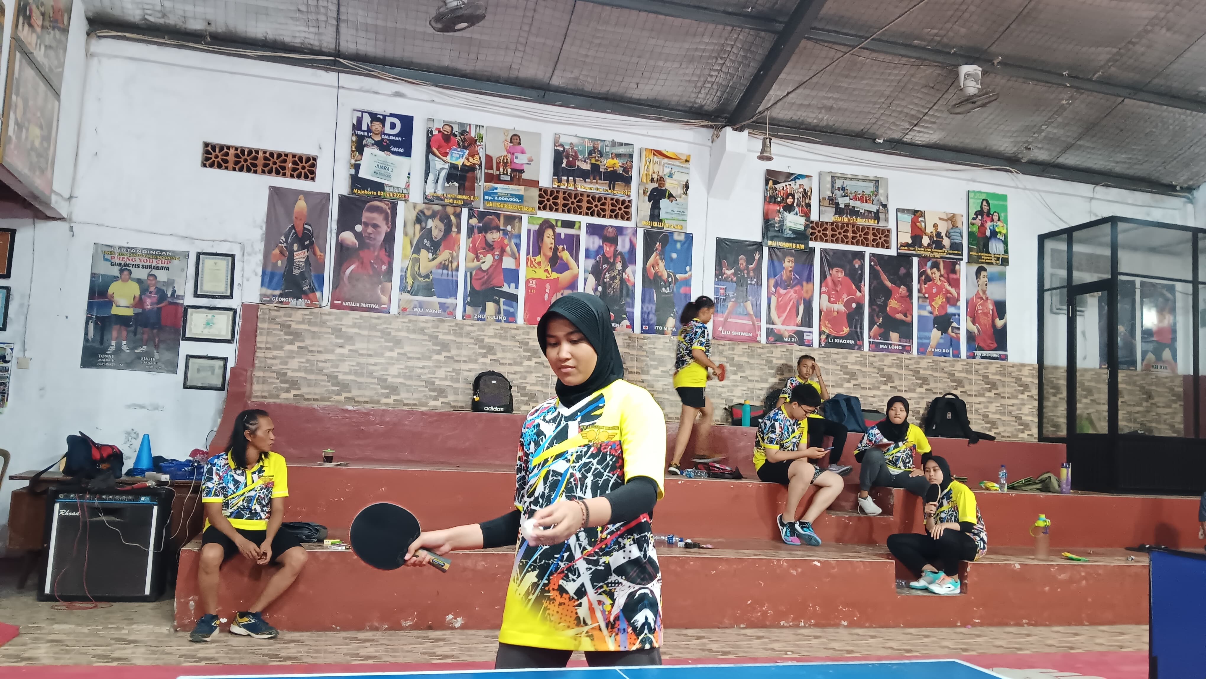 HARUS FOKUS: Diska Anindia Susanto Putri saat melangsungkan sesi latihan di GOR PTM Anugerah Kencong. (M ADHI SURYA/RADAR JEMBER)