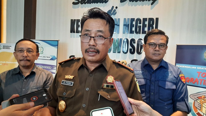 SAMPAIKAN KETERANGAN: Kepala Kejaksaan Negeri (Kejari) Bondowoso Dzakiyul Fikri (tengah) saat menjelaskan informasi terbaru kasus kredit fiktif.(FAQIH HUMAINI/RADAR IJEN)