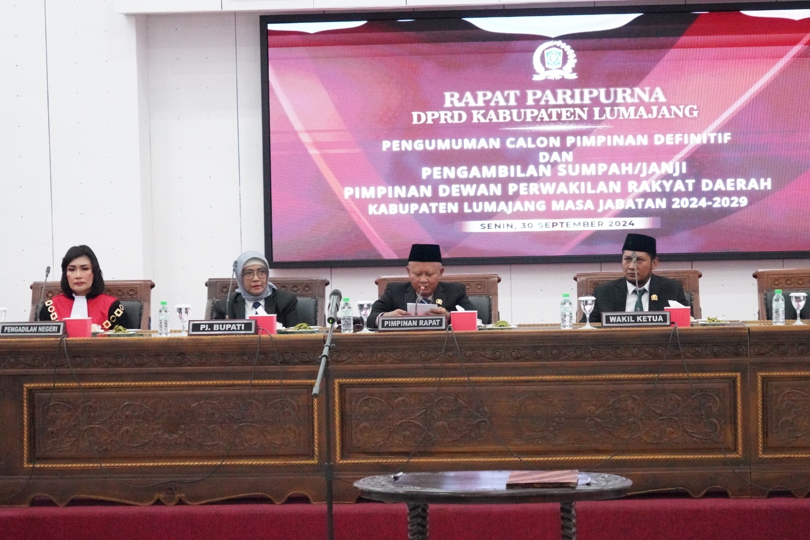 PARIPURNA: Sejumlah anggota DPRD Lumajang saat menggelar rapat paripurna, beberapa waktu lalu. (ATIEQSON MAR IQBAL/RAME)