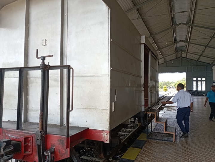 ANTIK: Penampakan gerbong kereta yang digunakan untuk ruang baca di Museum Bondowoso.(HILMI BASKORO/RADAR IJEN)