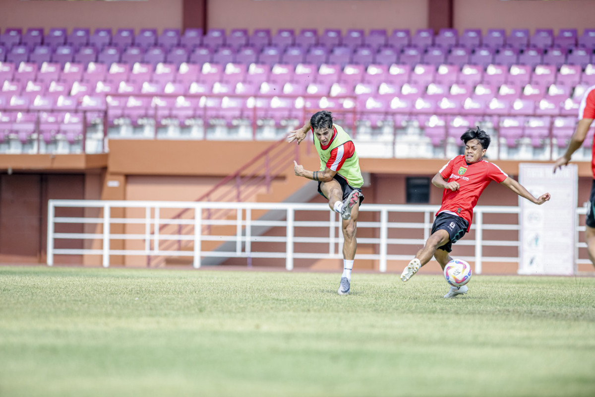 Bruno Moreira dan Andre Oktaviansyah dalam sesi latihan game. (Persebaya)