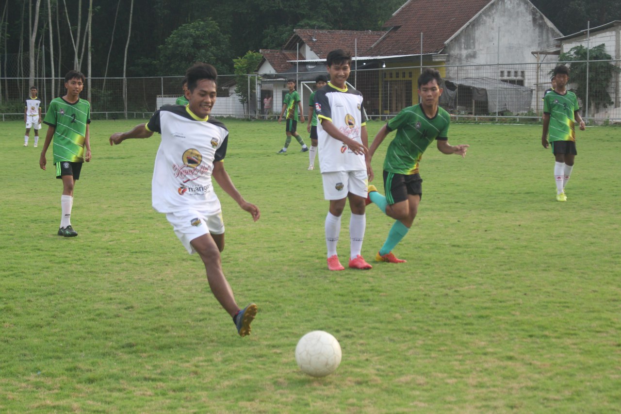 BERLATIH: Momen pemain Persebo Muda Bondowoso berlatih menjelang Liga 3 Zona Jatim tahun lalu.(HILMI BASKORO/RADAR IJEN)