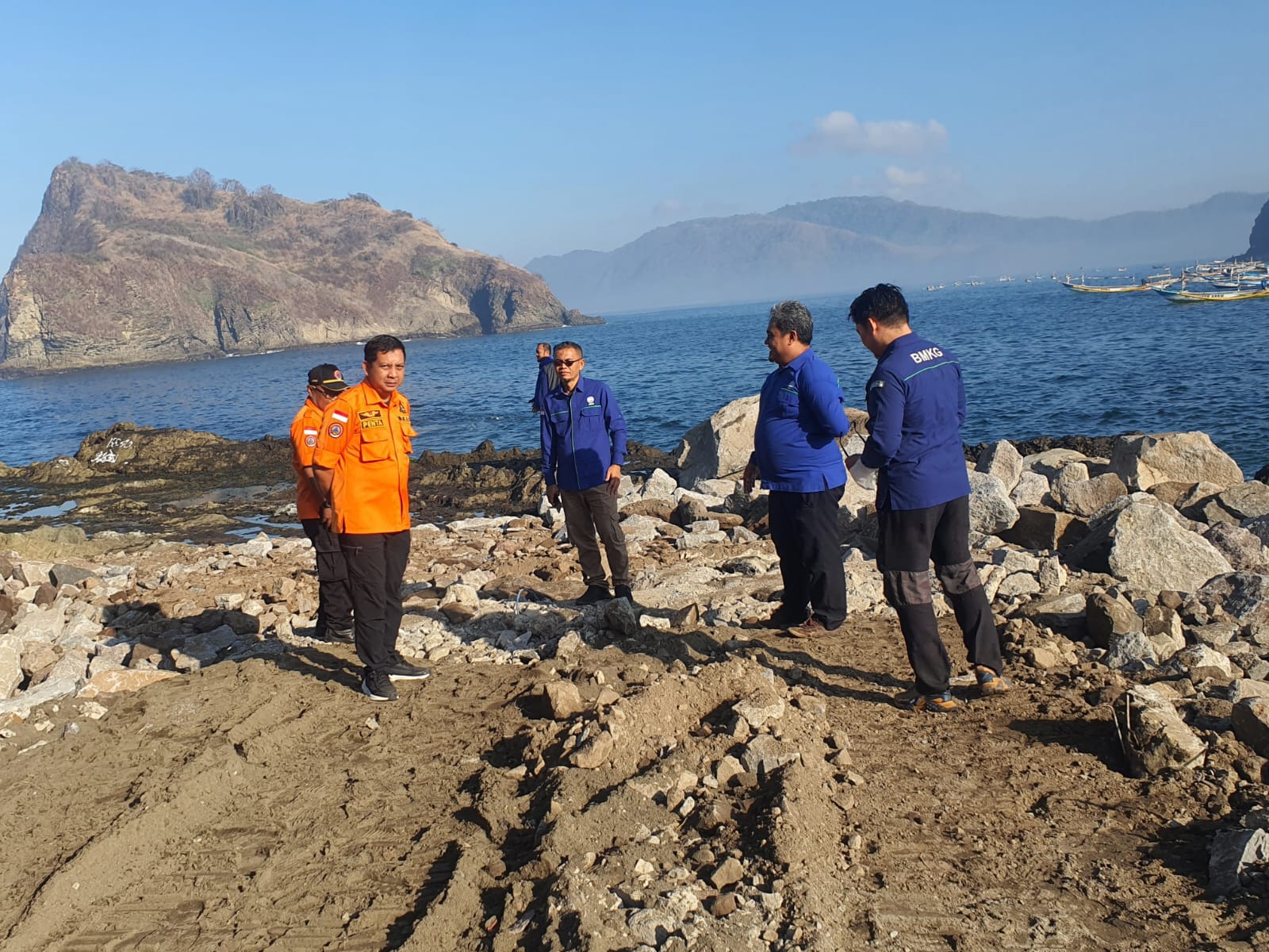 Foto: Pendampinhan survey pemasangan alat pendeteksi dini tsunami oleh bmkg di Jember (Sumber: PPID Kabupaten Jember)
