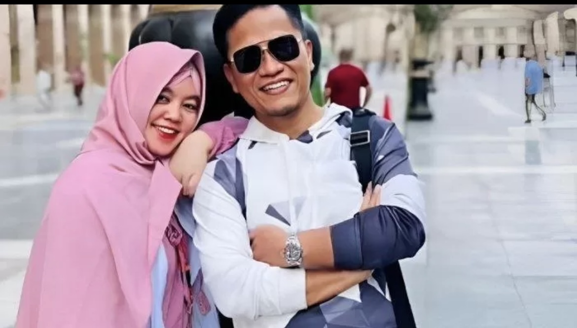 Foto Gus Miftah bersama istri