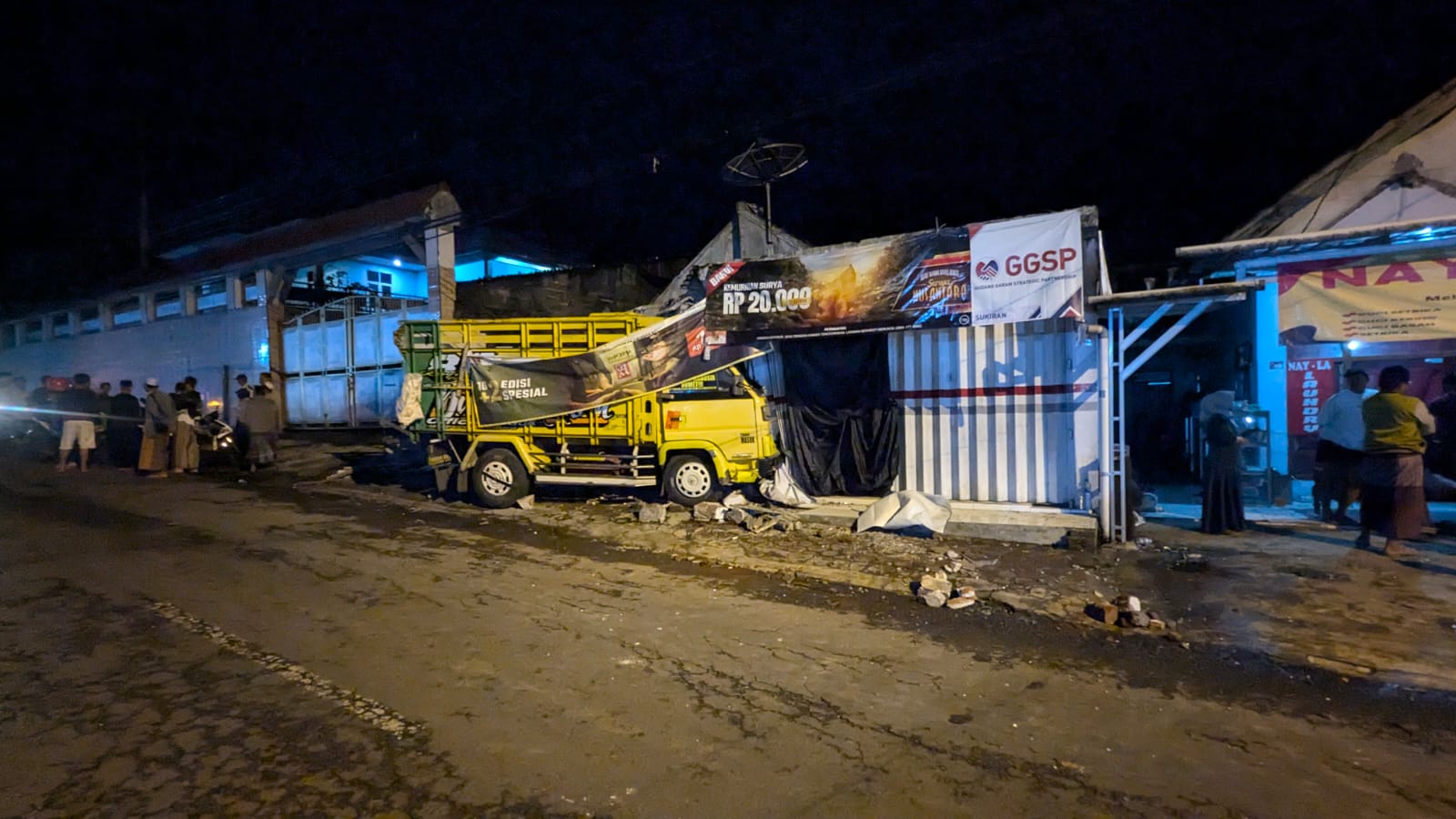 KERUSAKAN: Kondisi di lokasi kejadian kecelakaan ketika petugas melakukan olah TKP, Senin malam. (MUHAMMAD HASBI/RAME)