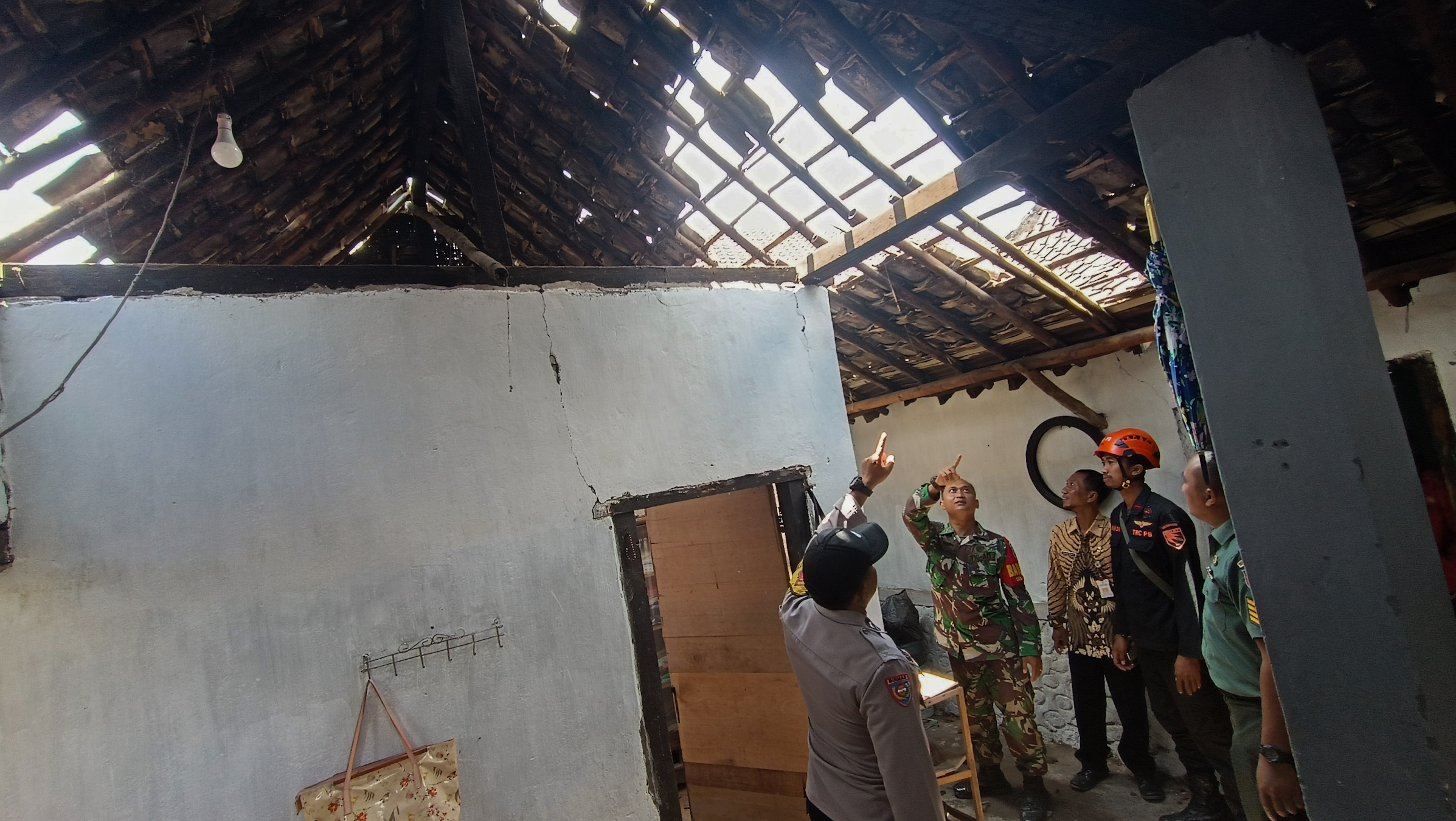 AMBRUK: Salah satu warga Desa Selok Awar-awar ketika memperlihatkan kondisi rumahnya yang diterjang bencana angin puting beliung. (MUHAMMAD HASBI/RAME)