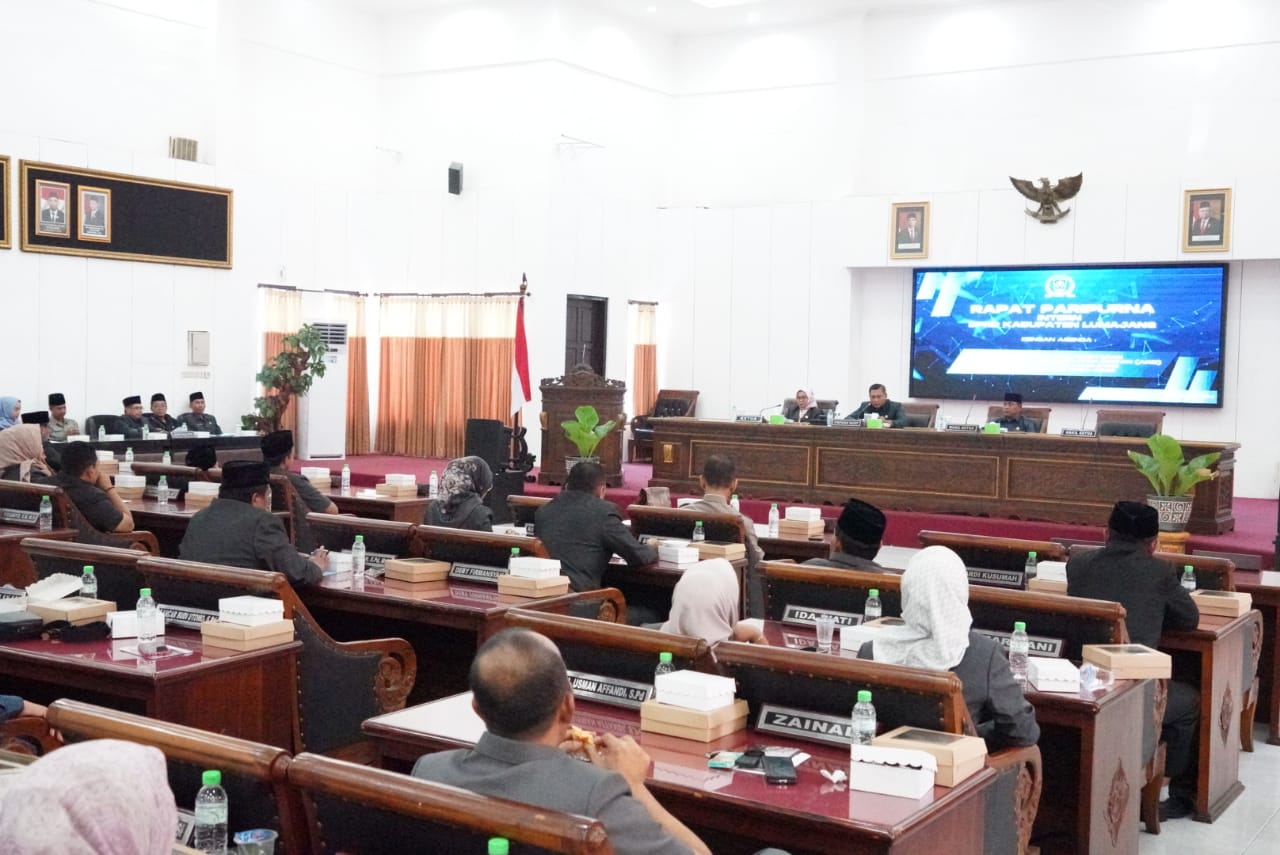 BAHAS: Wakil Ketua I DPRD Lumajang Eko Adis Prayoga saat membuka rapat paripurna pembentukan alat kelengkapan dewan (AKD). (ATIEQSON MAR IQBAL/RAME)