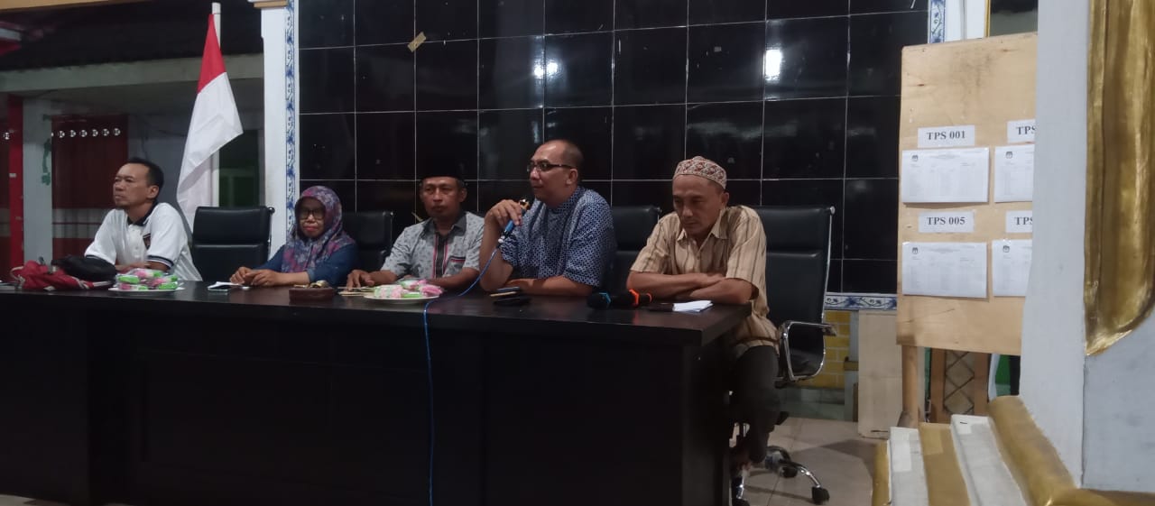 JELASKAN: Sejumlah petani saat mengikuti kegiatan sosialisasi program gerakan nasional tani untuk kemandirian pangan (Genta Pangan). (ATIEQSON MAR IQBAL/RAME)