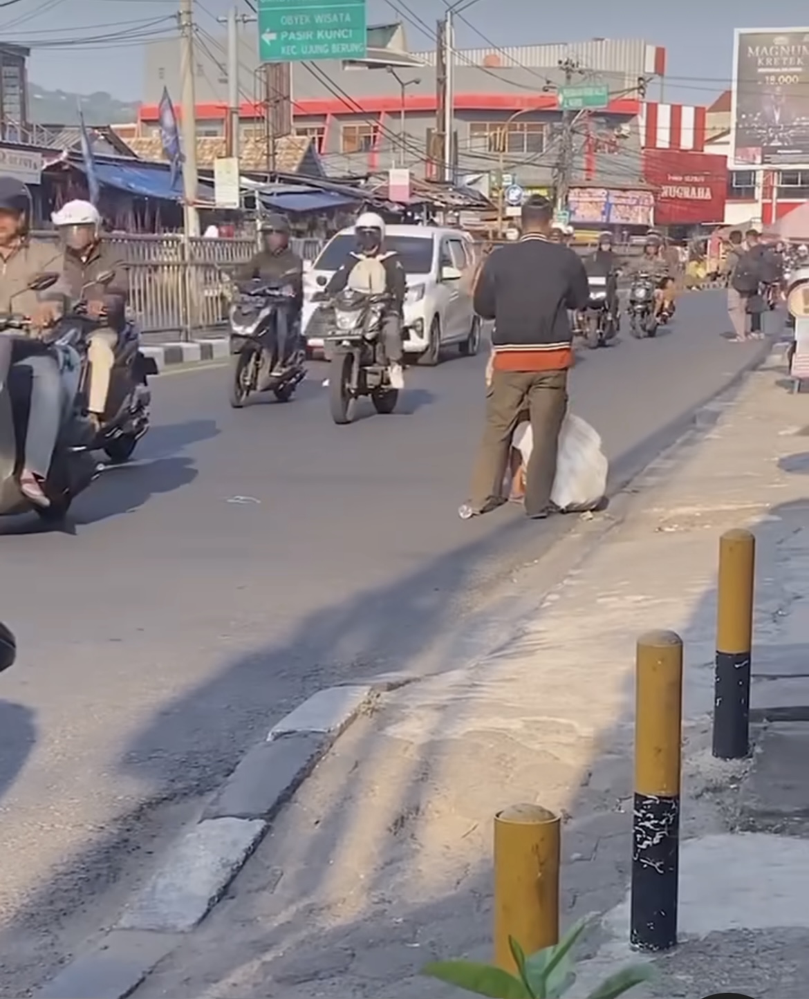 Aksi Irman saat memakaikan daster kepada ODGJ.
