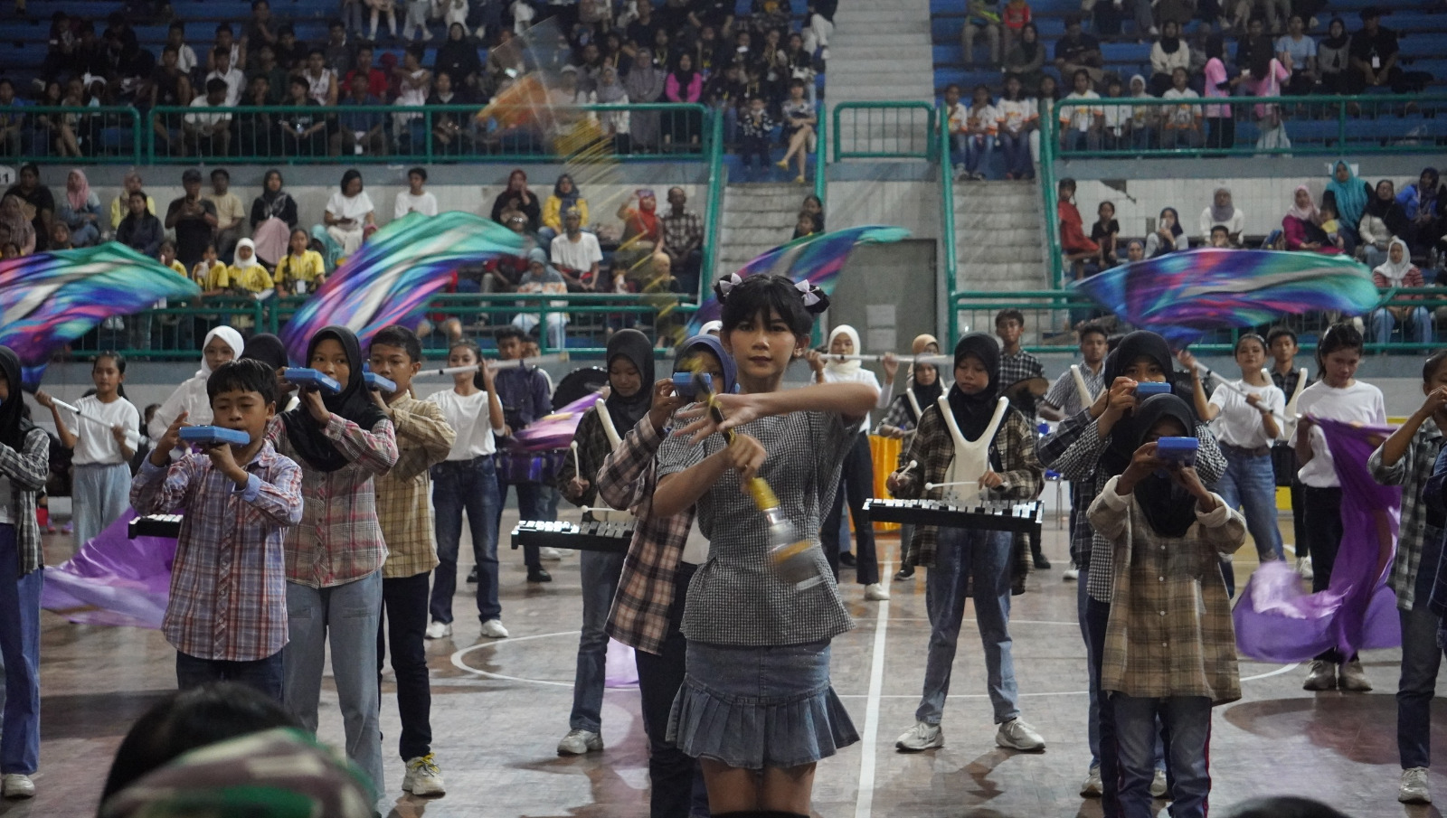 KONSENTRASI PENUH: Marching Band Gistara Spada Jember menunjukkan kemampuannya dalam opening ceremony JBL 2024 Radar Jember, akhir pekan kemarin di GOR PKPSO Kaliwates. (YULIO FA/RADAR JEMBER)