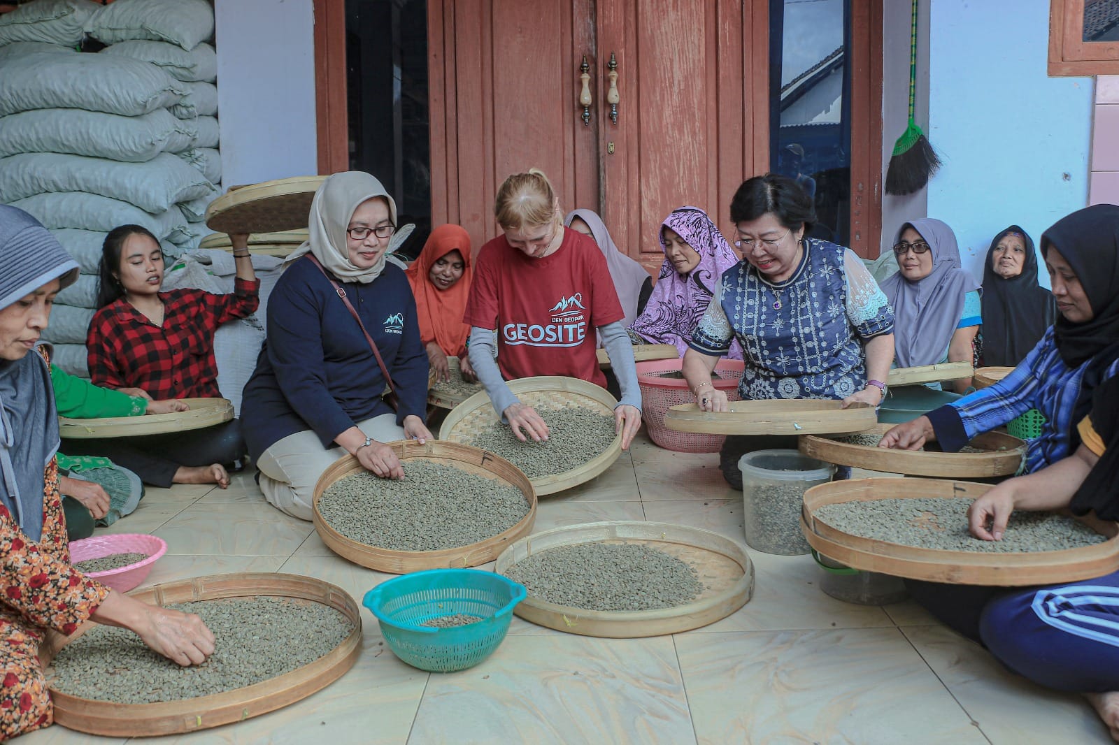 SURGANYA KOPI: Sejumlah emak-emak di Bondowoso Ketika mengolah biji kopi. Kabupaten Bondowoso sendiri menjadi salah satu surganya kopi di Jawa Timur bahkan Nusantara.