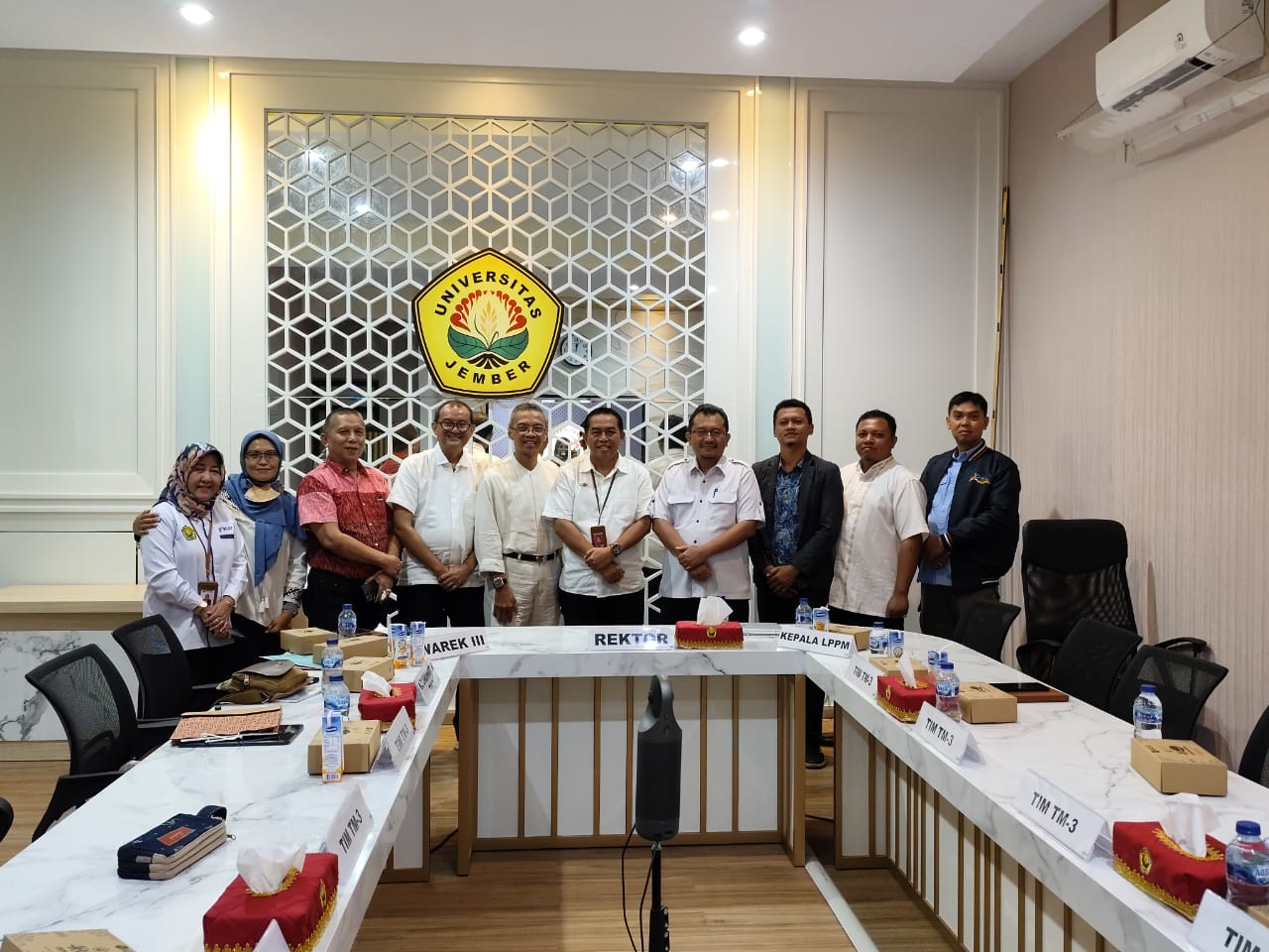 KOMPAK: Panitia TM ke-3 Unej yang tergabung dalam Kauje terus melakukan persiapan, dalam rangka Dies Natalis ke-60 Unej, kemarin.