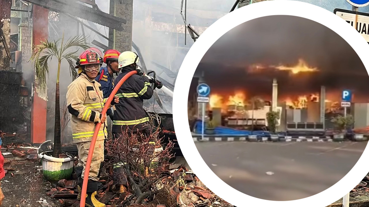 Proses pemadaman api di kantor camat Bekasi.