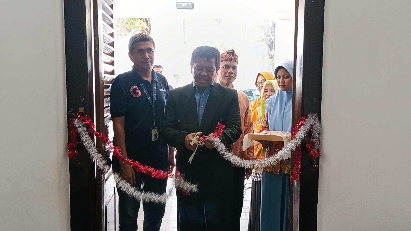 RESMIKAN: Asisten Administrasi Sekda Lumajang Agus Widarto ketika ikut menghadiri acara pameran buku murah di Galeri Perpustakaan Mula Malurung Lumajang. (DISKOMINFO LUMAJANG)